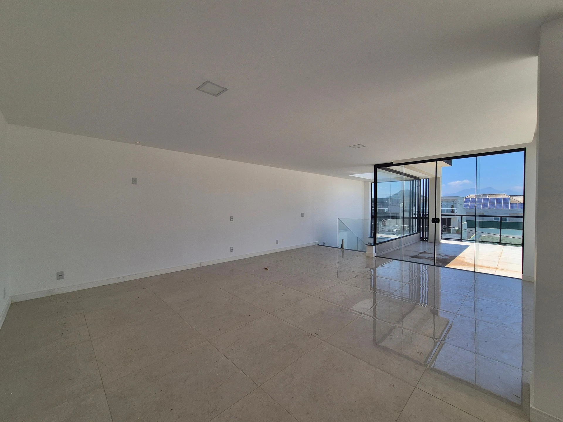 4-bedroom house with a glass-enclosed balcony — photo 24