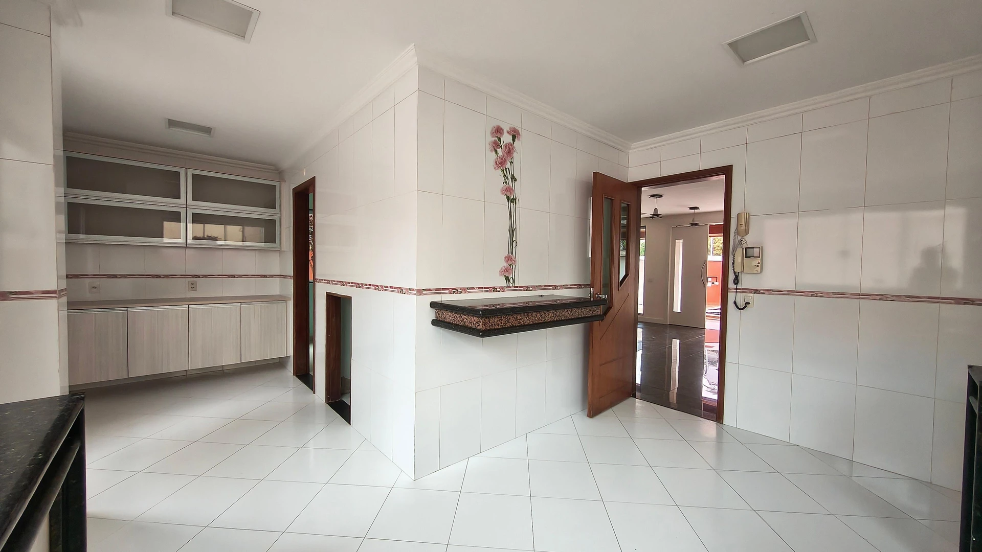 House, 241 m², with floor-to-ceiling windows — photo 29