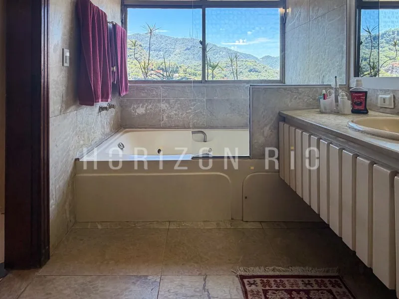 Furnished house, 800 m², with a bathtub — photo 56