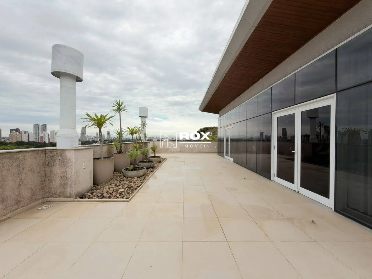 Glass-enclosed balcony in a 3-bedroom apartment, 105 m² — photo 37
