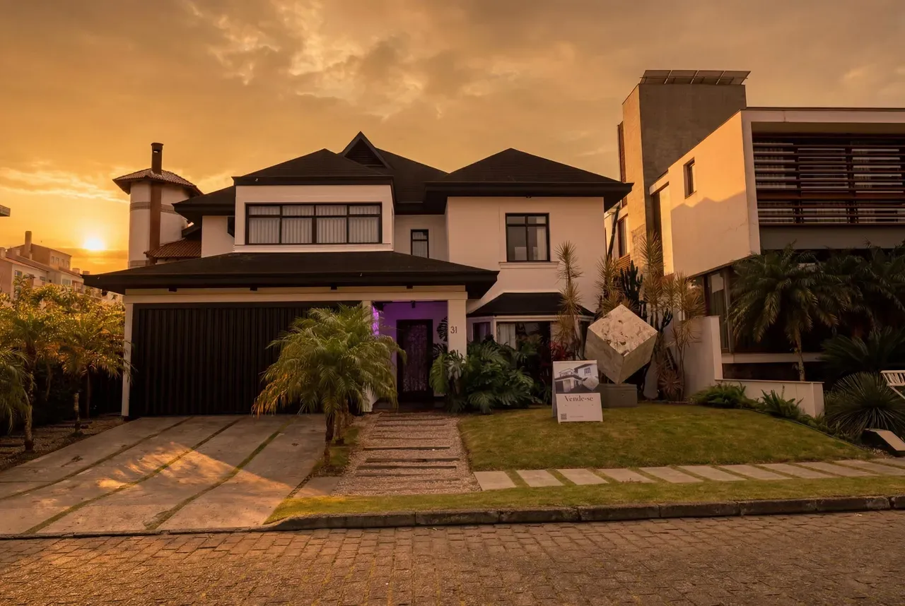 Casa com 316 m², cozinha em conceito aberto e fogão a gás
