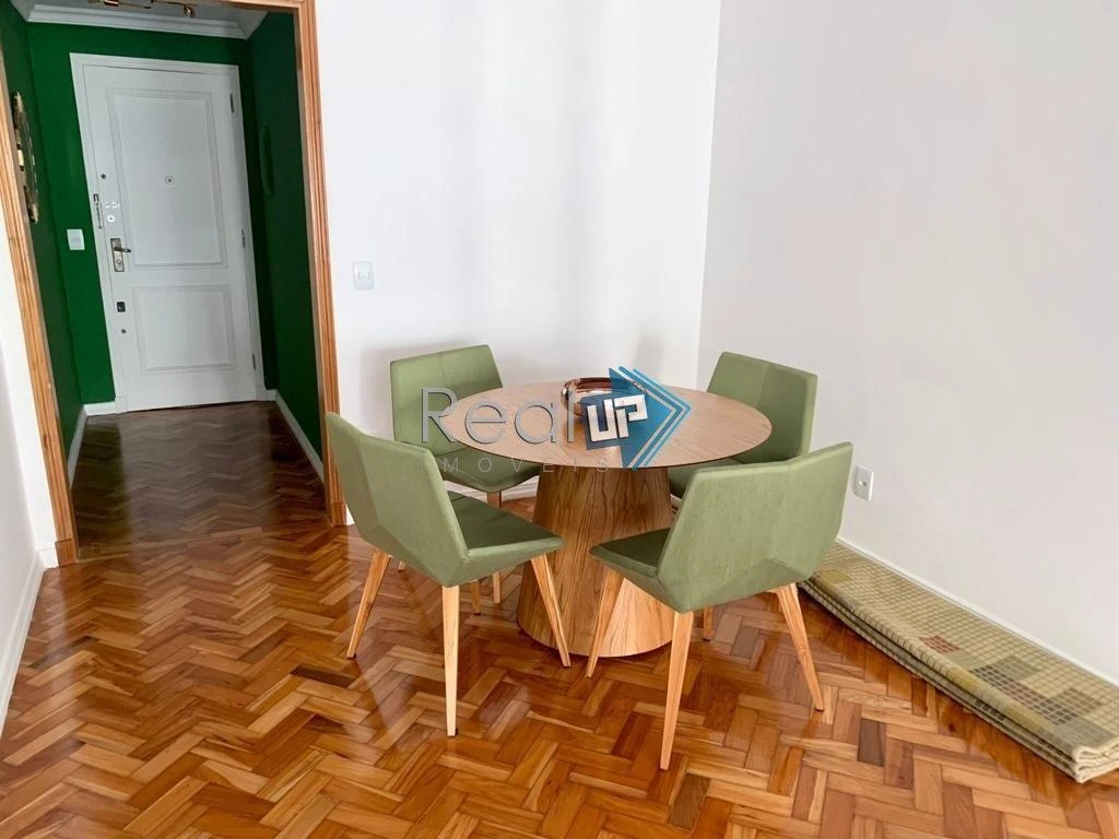 Wood or laminate floors in a 2-bedroom apartment, 80 m² — photo 19