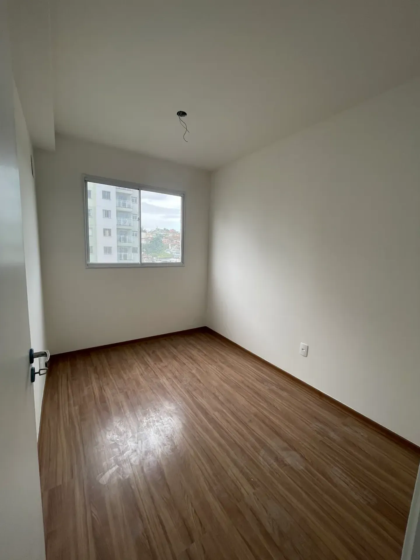 Apartamento de 2 quartos com piso de madeira ou laminado — photo 14