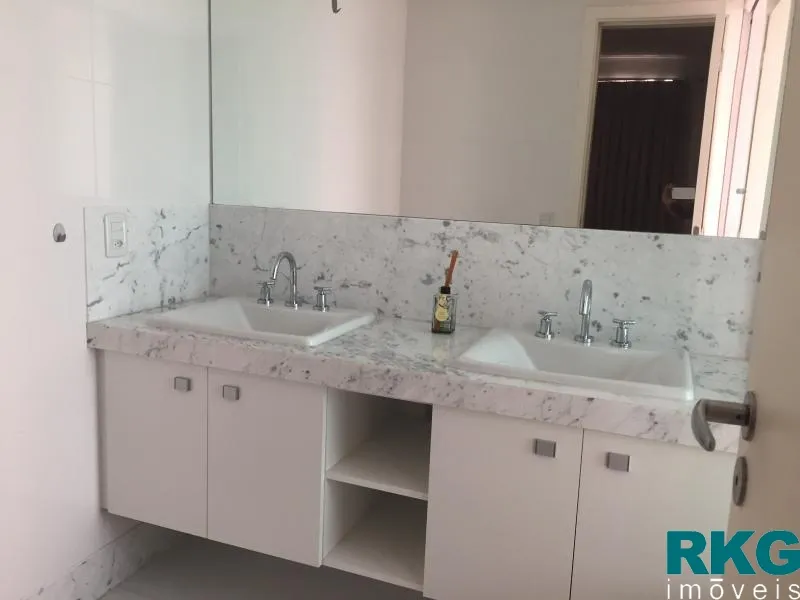 Apartment with an open-plan kitchen and 4 bedrooms — photo 6