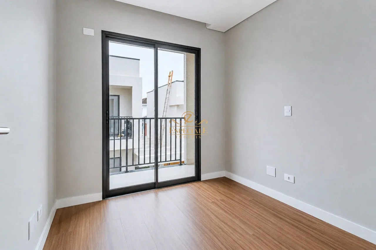 3-bedroom house with open-plan kitchen and private garden — photo 11