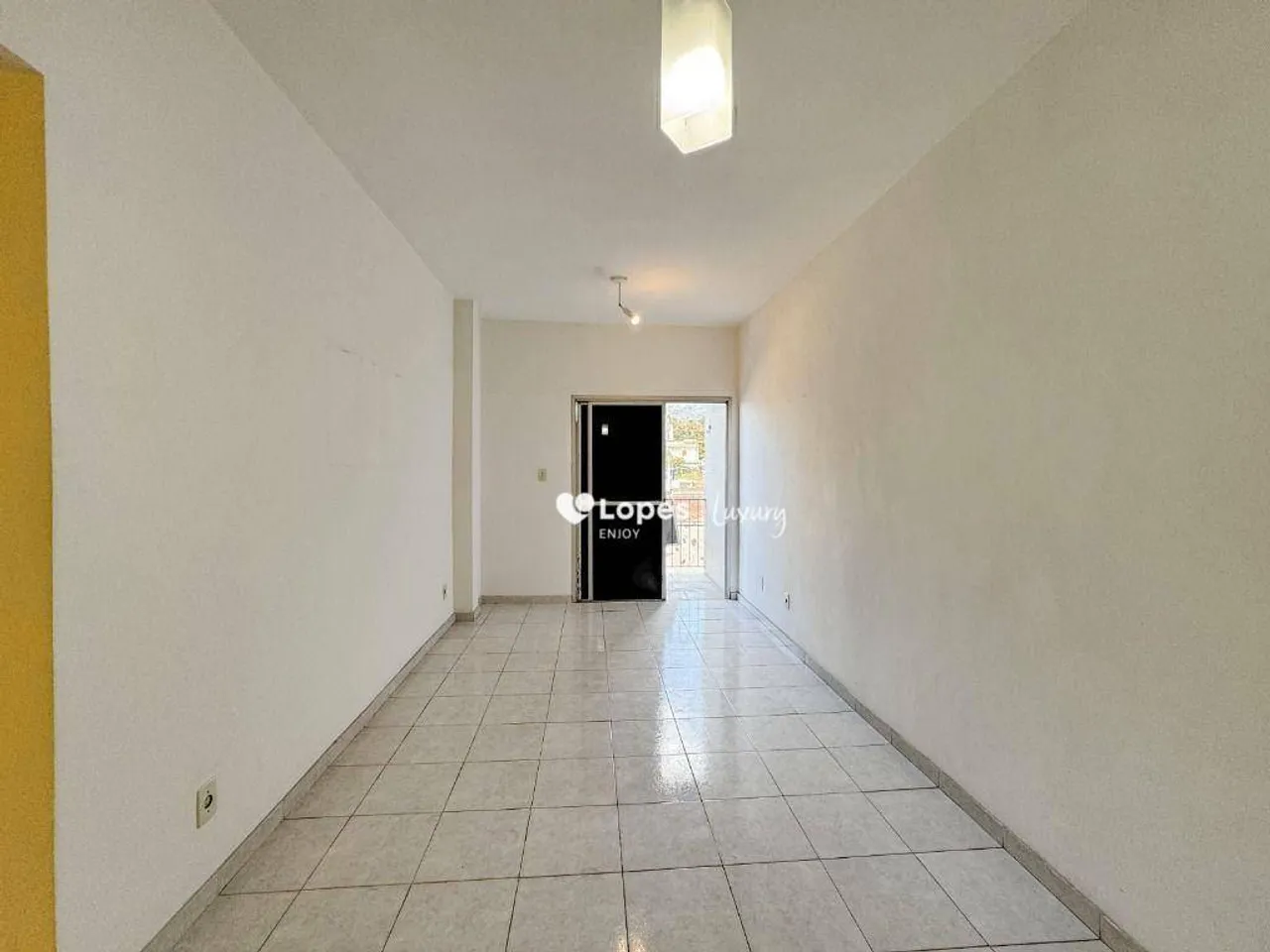 Unfurnished 2-bedroom apartment with a balcony — photo 3