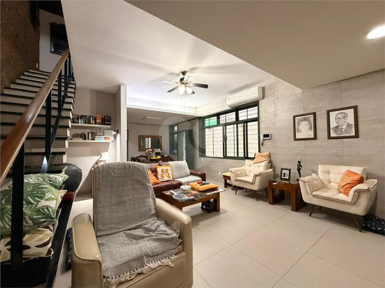 Casa com 5 quartos e 5 banheiros, varanda e janelas amplas — photo 3