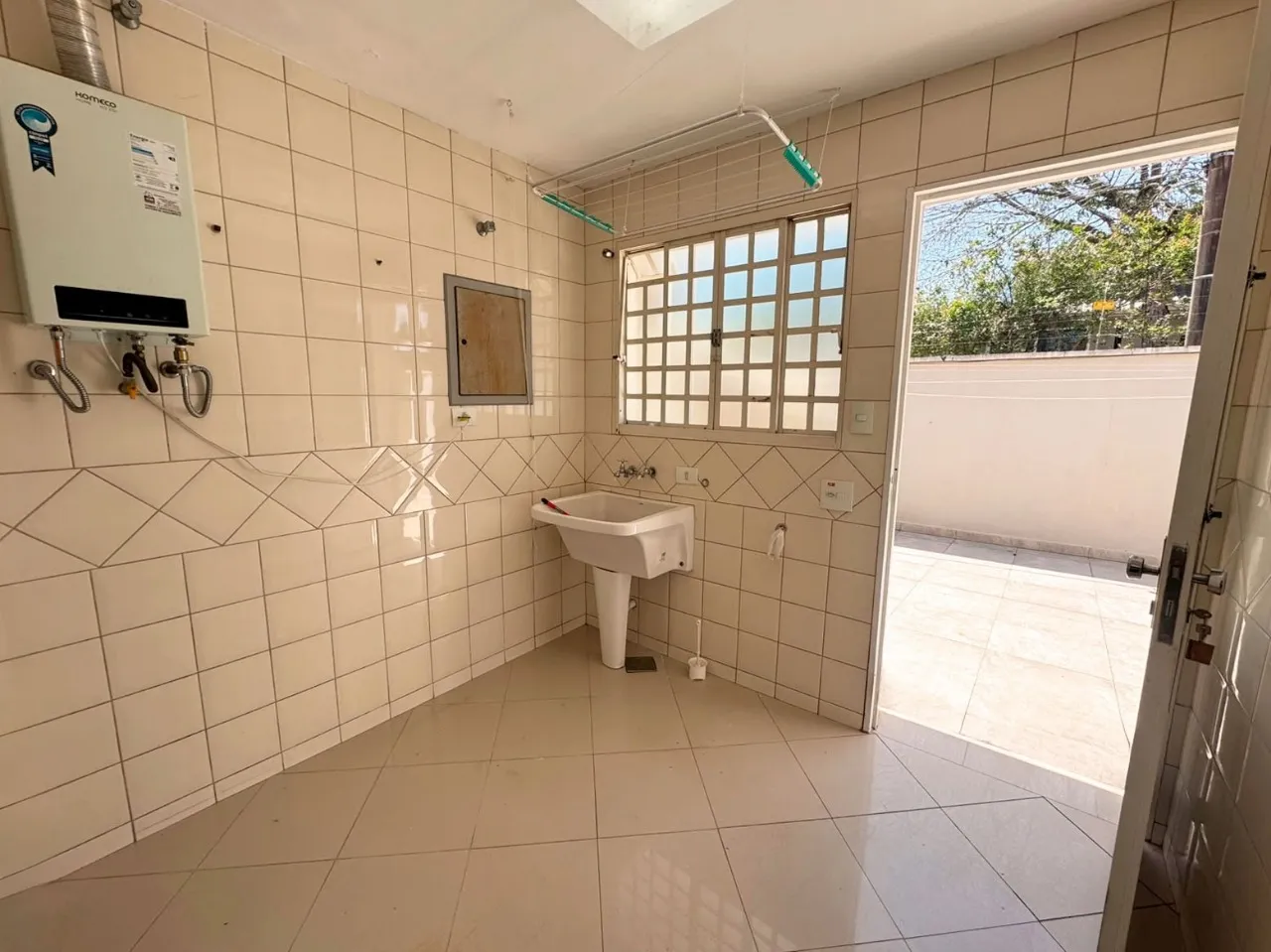 Bathtub in a 4-bedroom house, 195 m² — photo 9