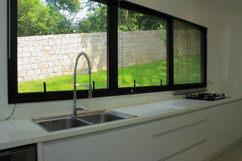 Furnished house with 4 en-suite bedrooms and open kitchen — photo 8