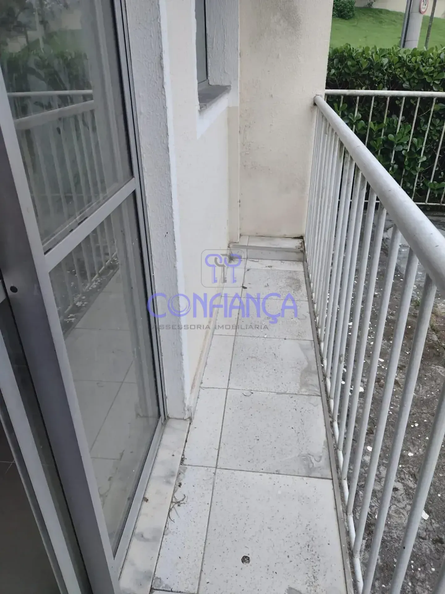 One-bedroom apartment in a building with a pool — photo 12