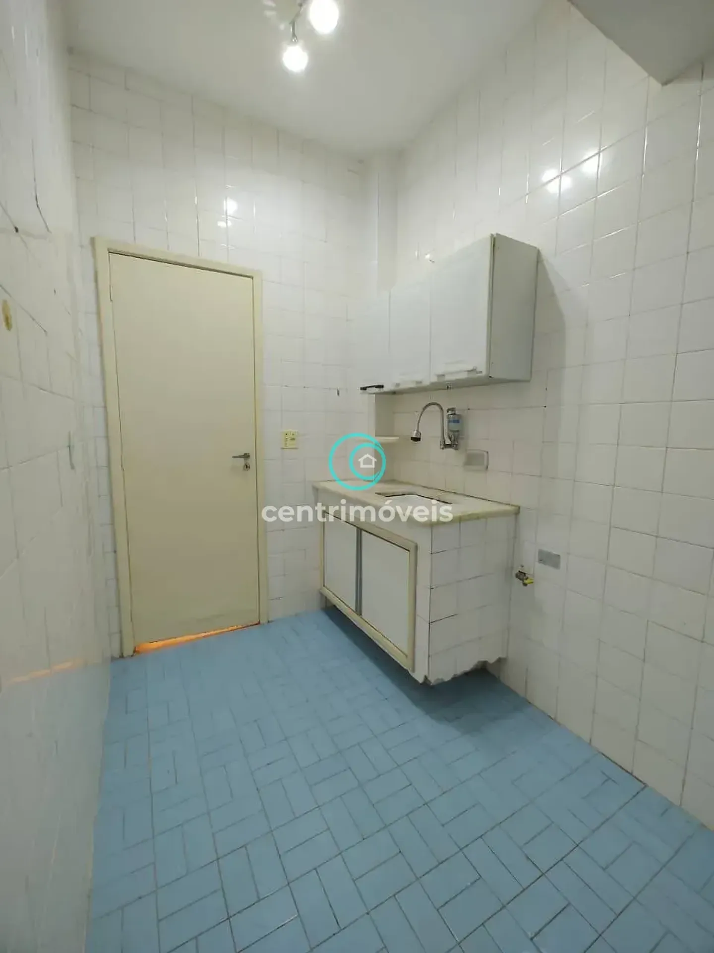 Wood or laminate floors in a one-bedroom apartment, 52 m² — photo 9