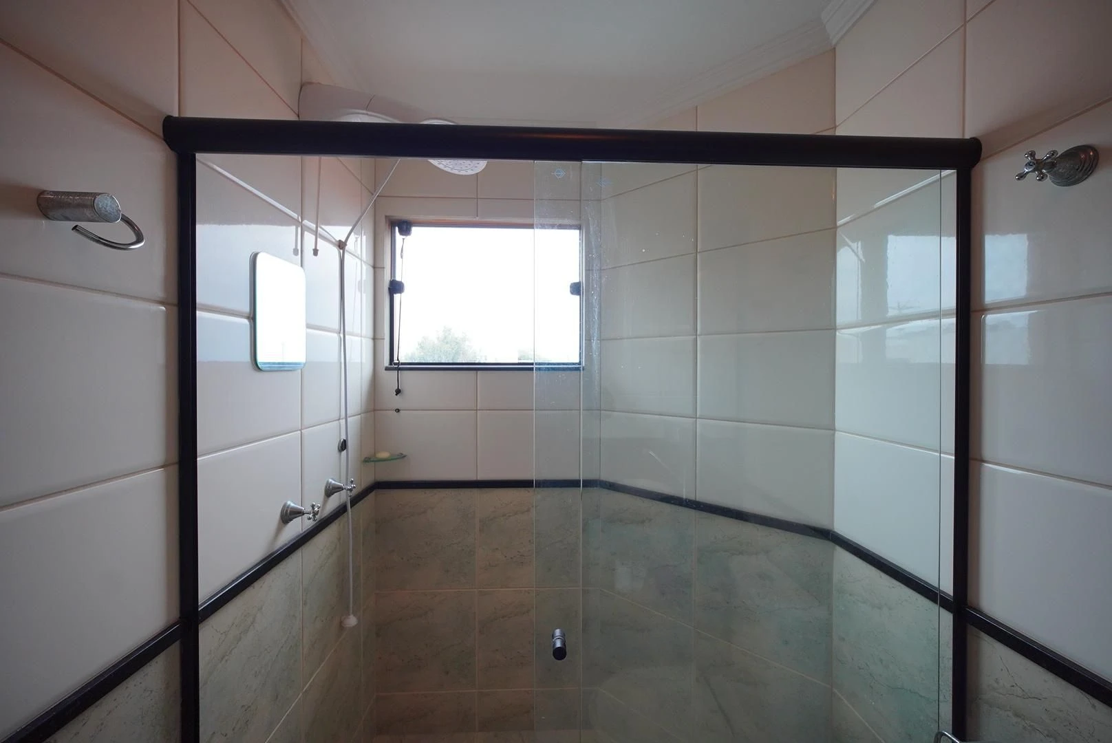 407 m² house with a washing machine and a bathtub — photo 24