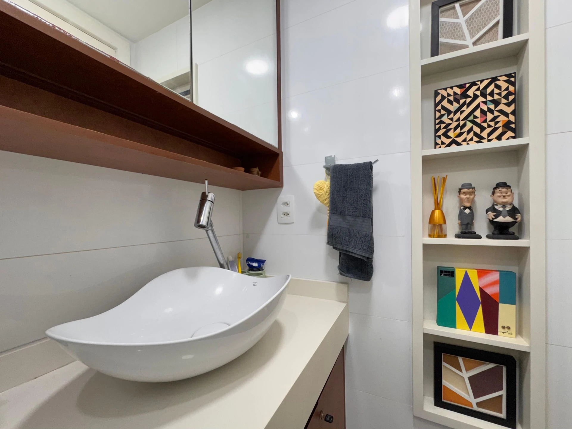 Furnished 1-bedroom apartment with a glass balcony — photo 40