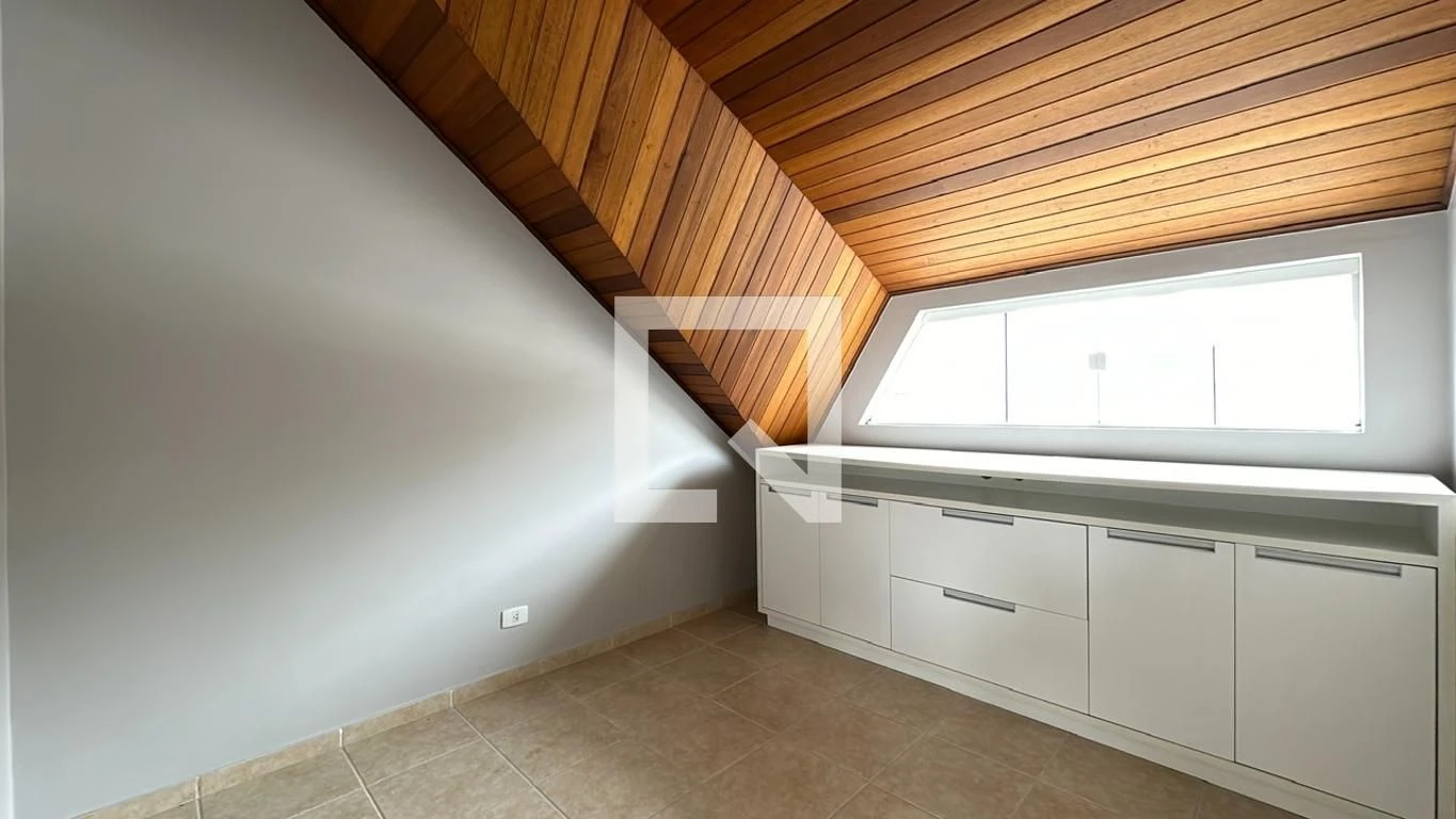 3-bedroom house with a glass-enclosed balcony in Curitiba — photo 16