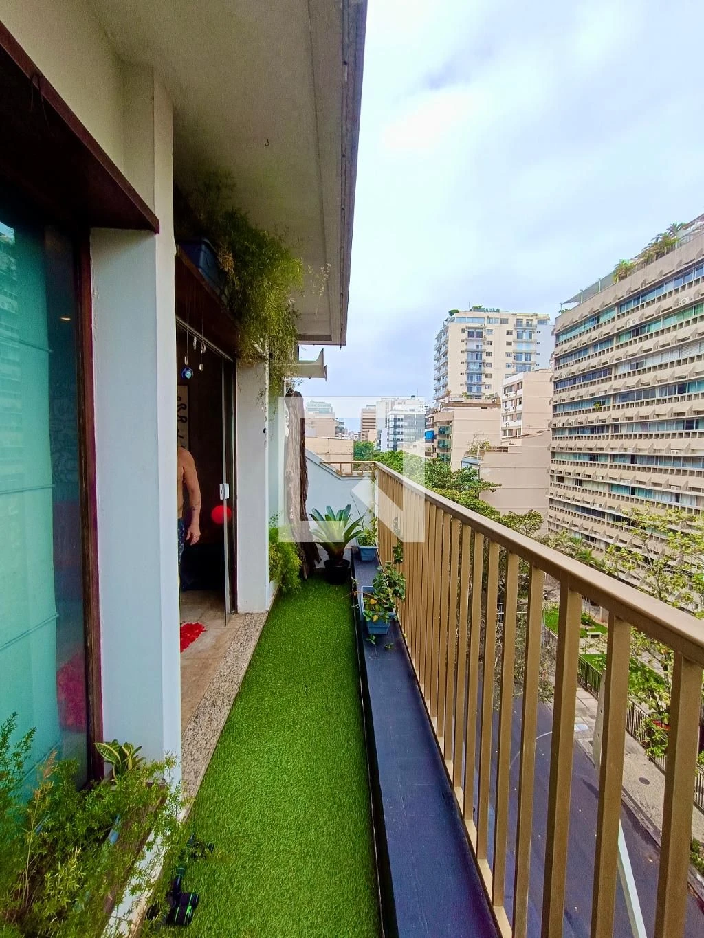 Furnished 2-bedroom apartment with private balcony BBQ — photo 40