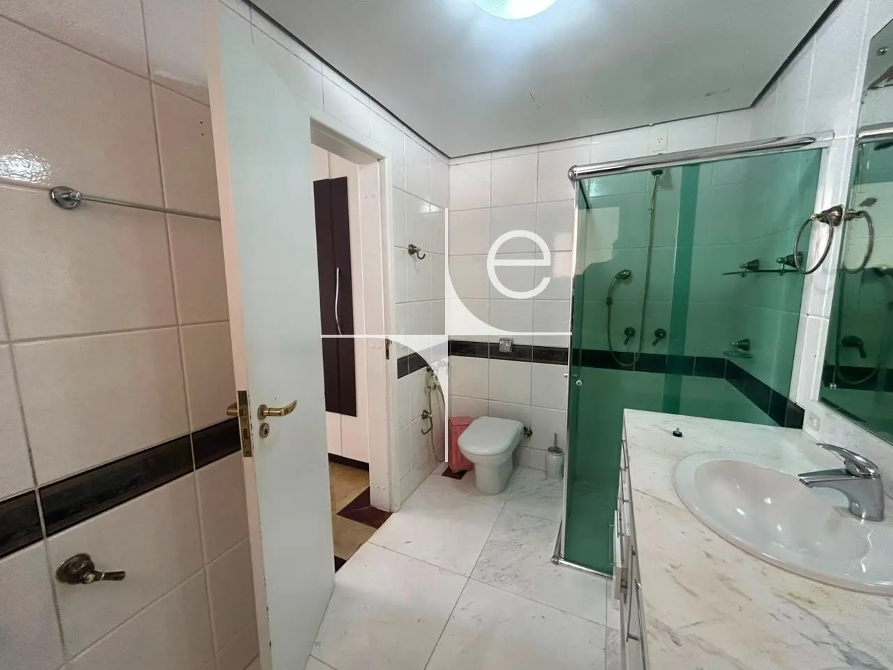 254 m² apartment with a walk-in closet and a home office — photo 13