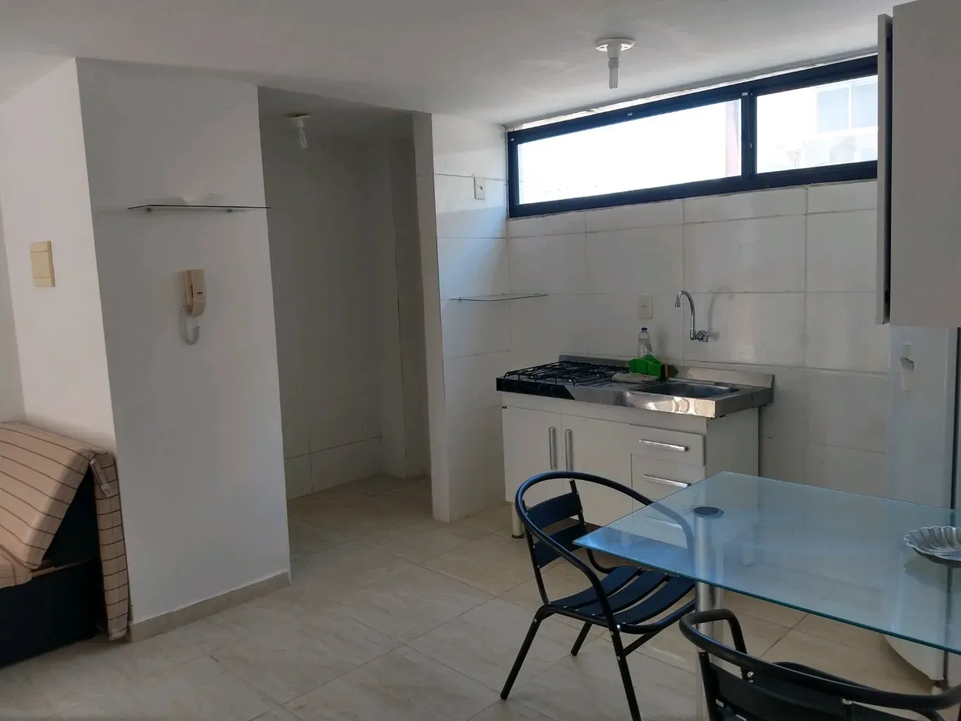 Apartamento mobiliado de 2 quartos com 75 m² e cozinha aberta