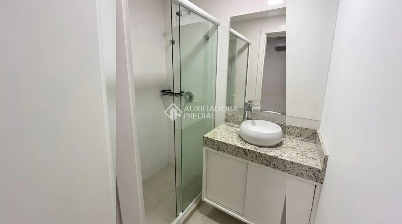 One-bedroom apartment with a mountain view in Florianópolis — photo 11