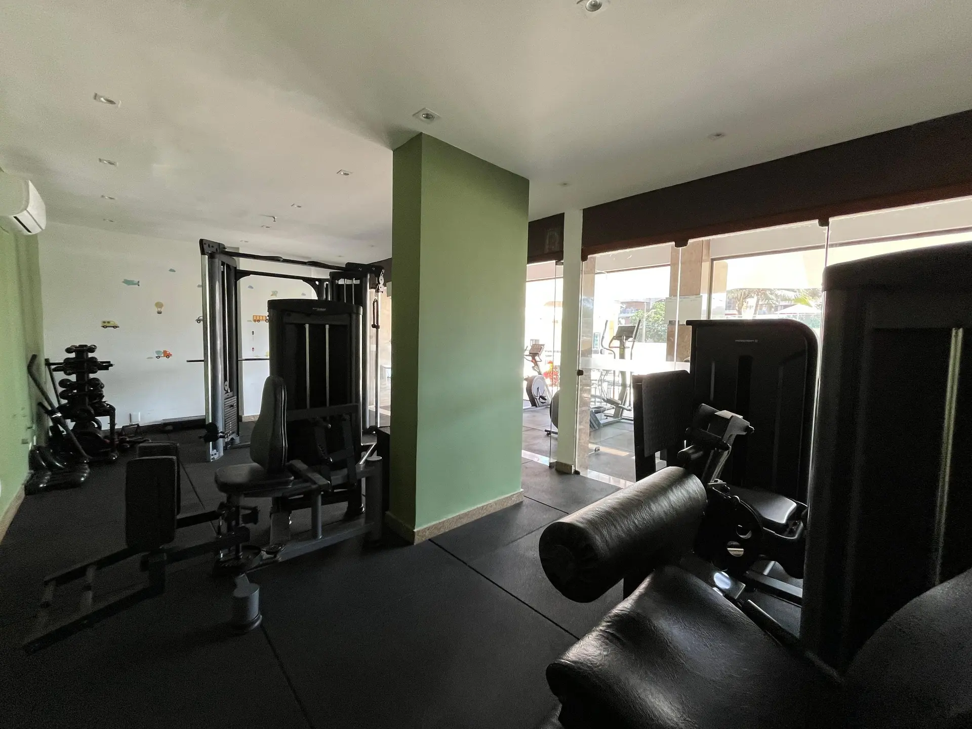 Glass-enclosed balcony in a one-bedroom apartment, 56 m² — photo 26