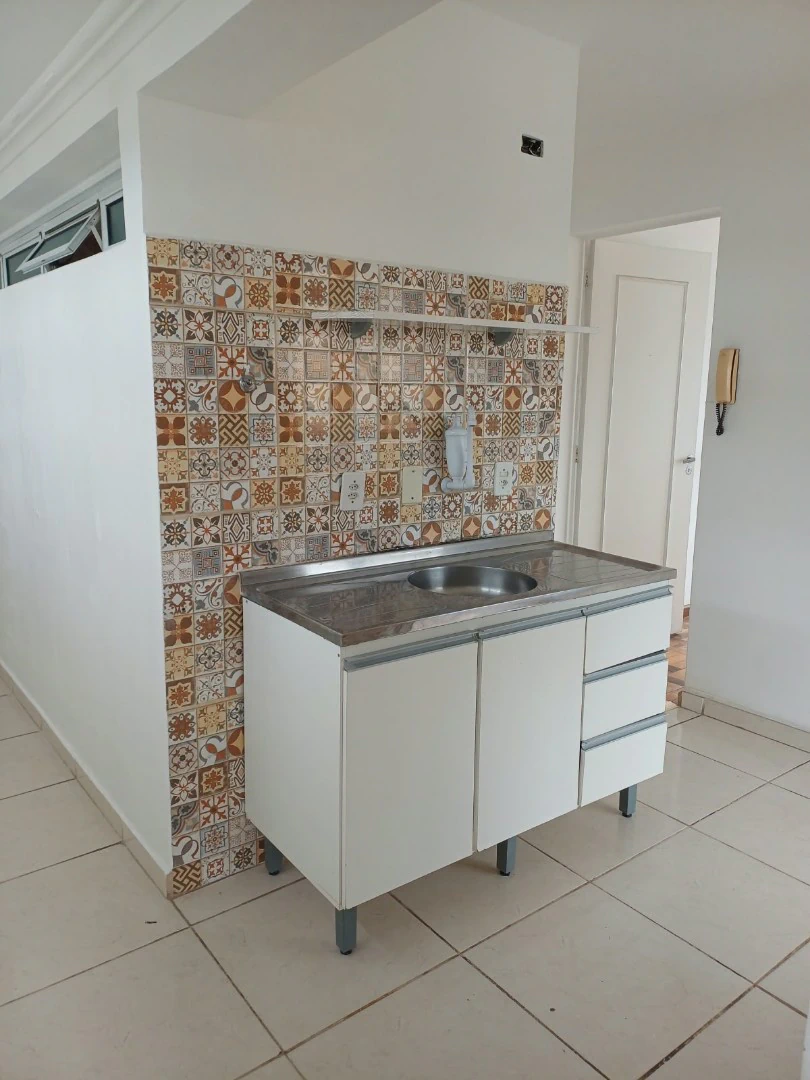 Wood or laminate floors in a 2-bedroom apartment, 86 m² — photo 2