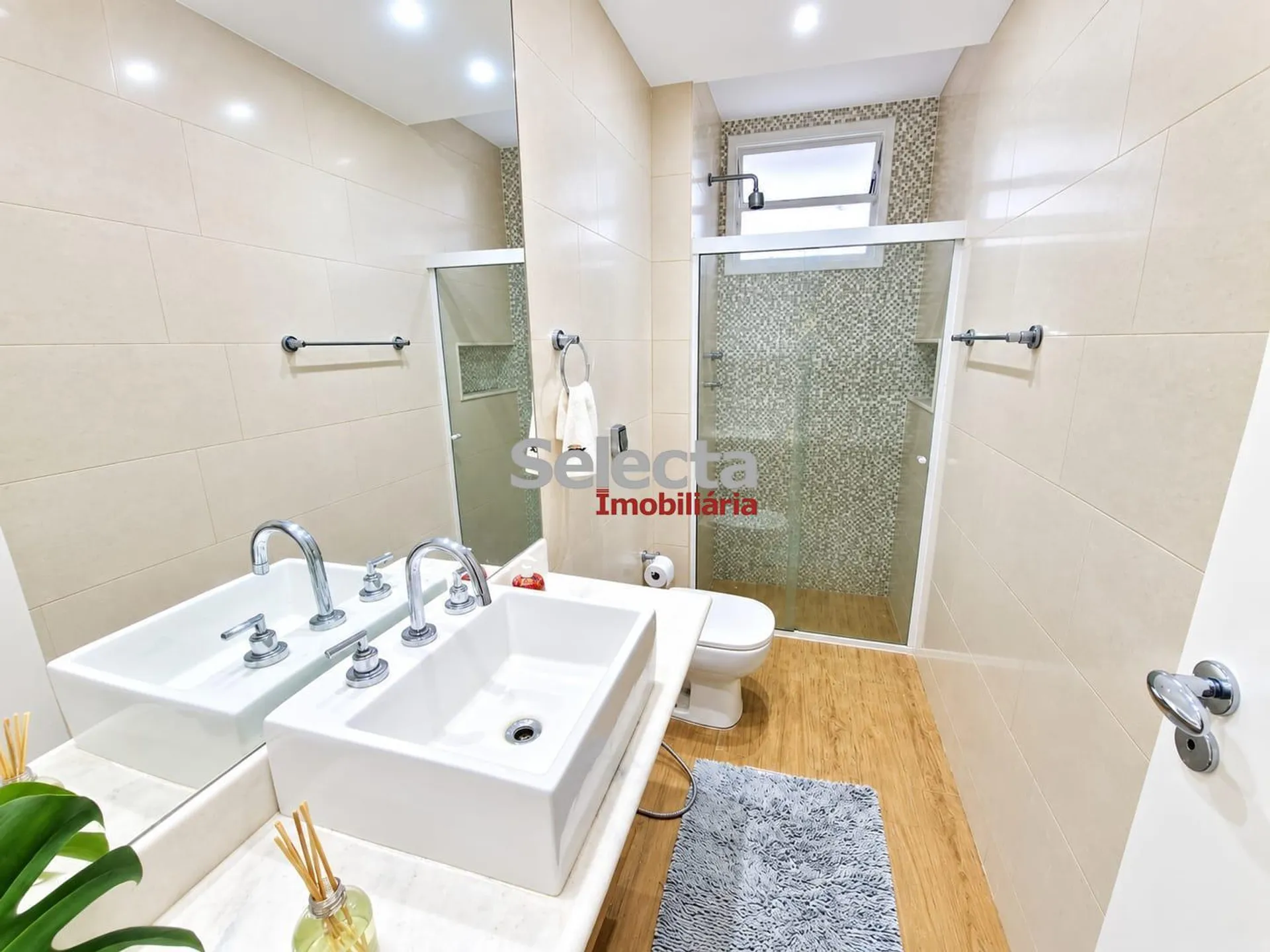 Apartment, 160 m², with wood or laminate floors — photo 2