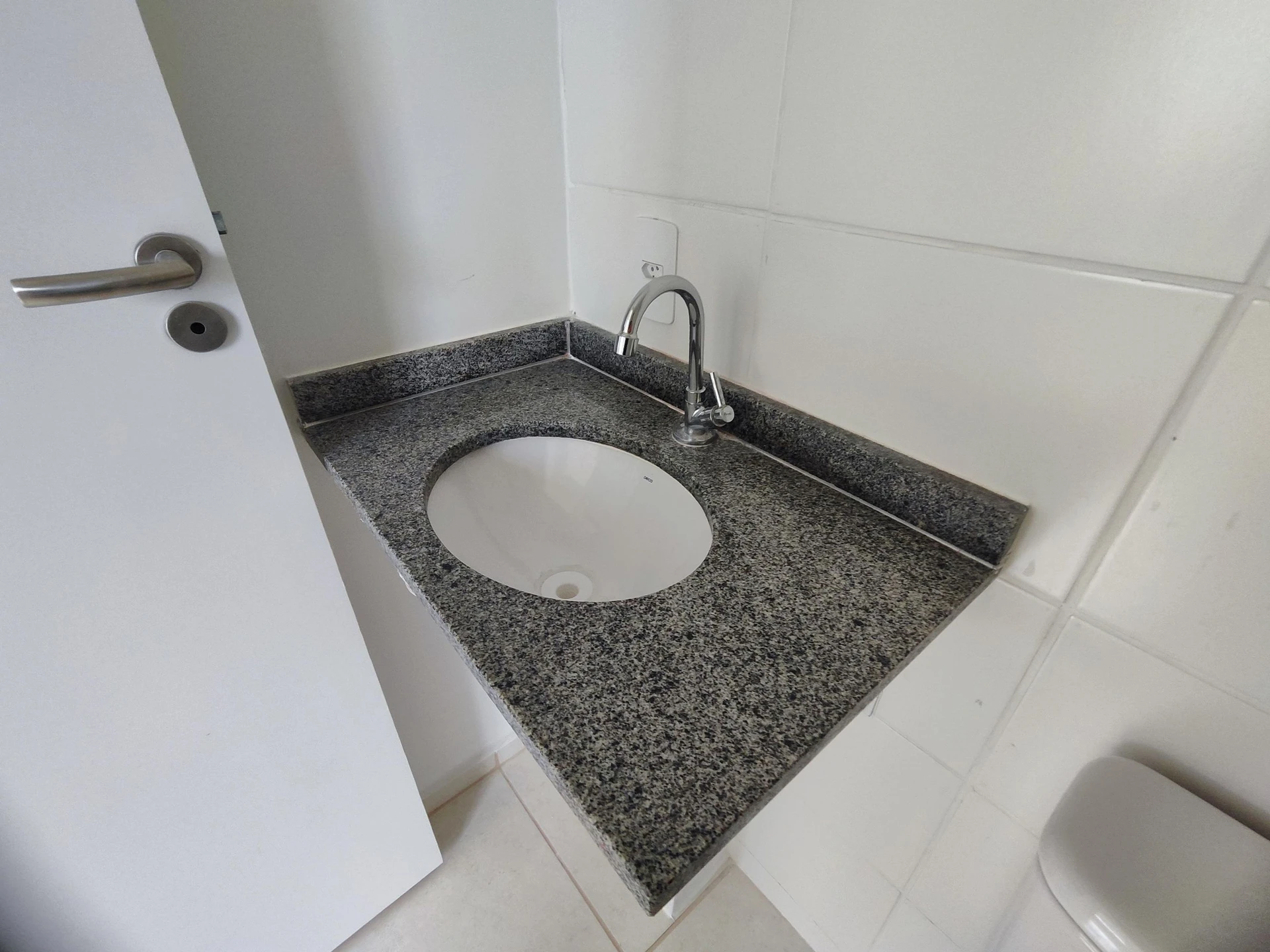 2-bedroom apartment with a balcony and 1 parking spot — photo 12