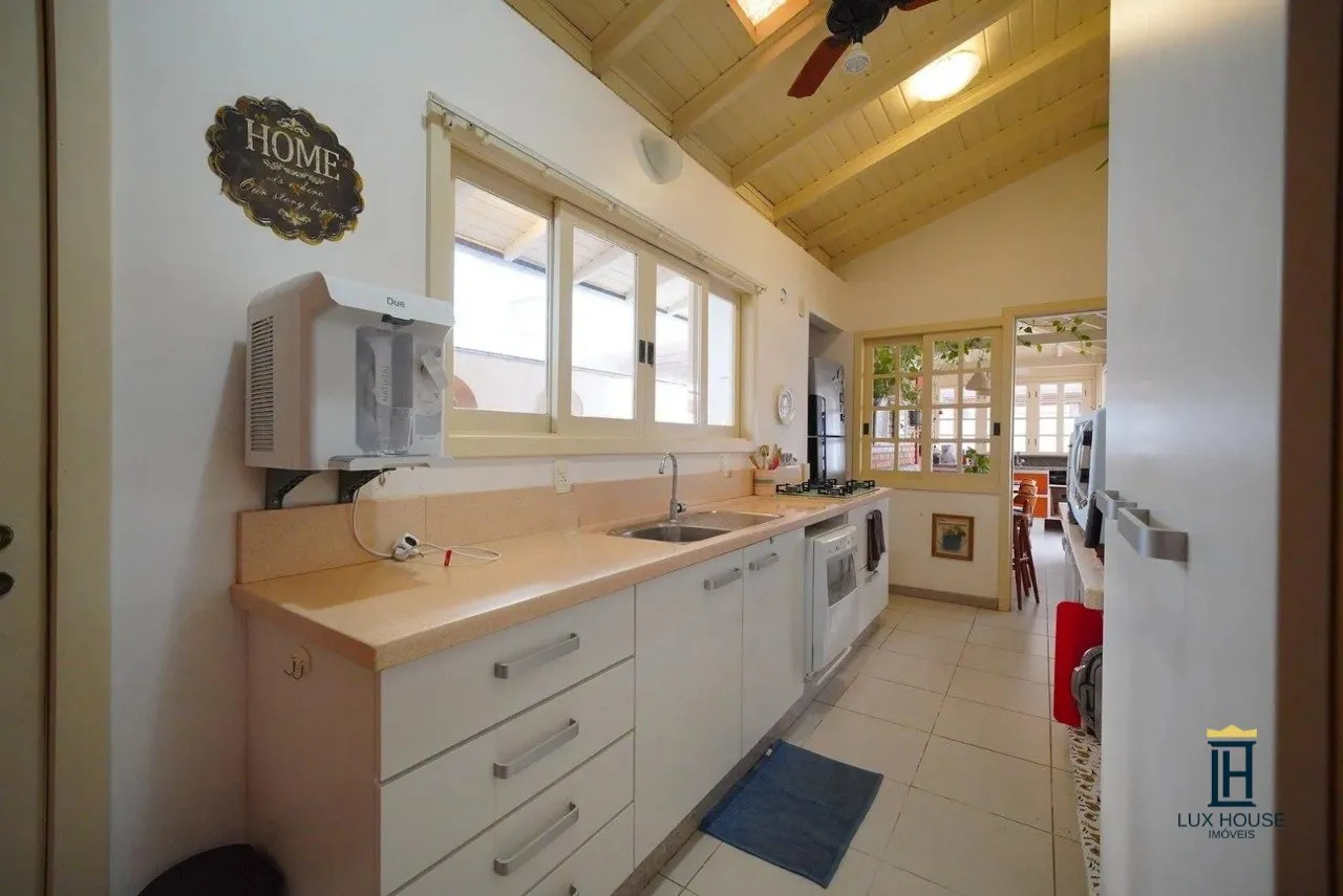Casa de 3 dormitorios con ventanales de piso a techo — photo 22