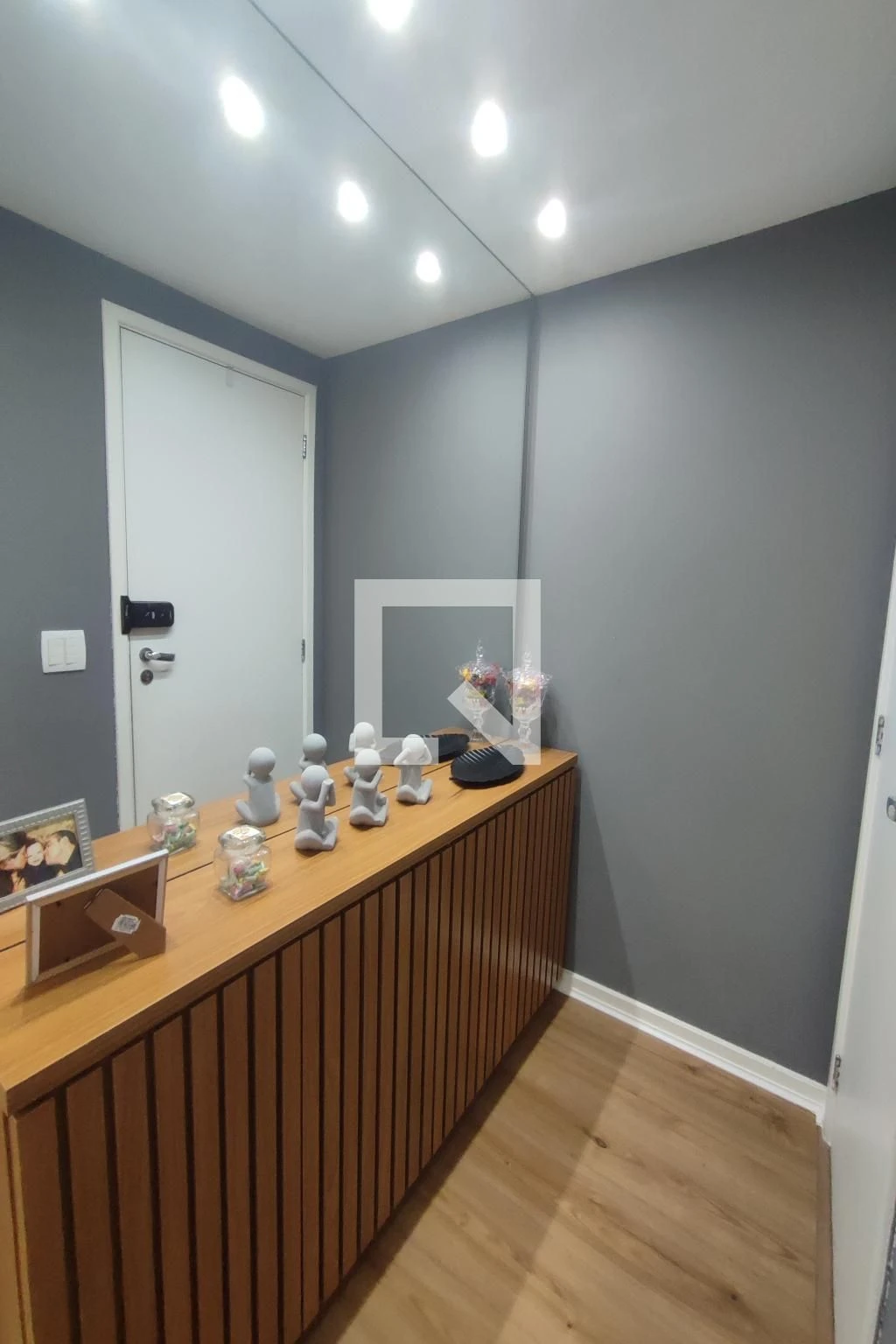 Apartamento de 89 m² com janelas do piso ao teto e closet — photo 66