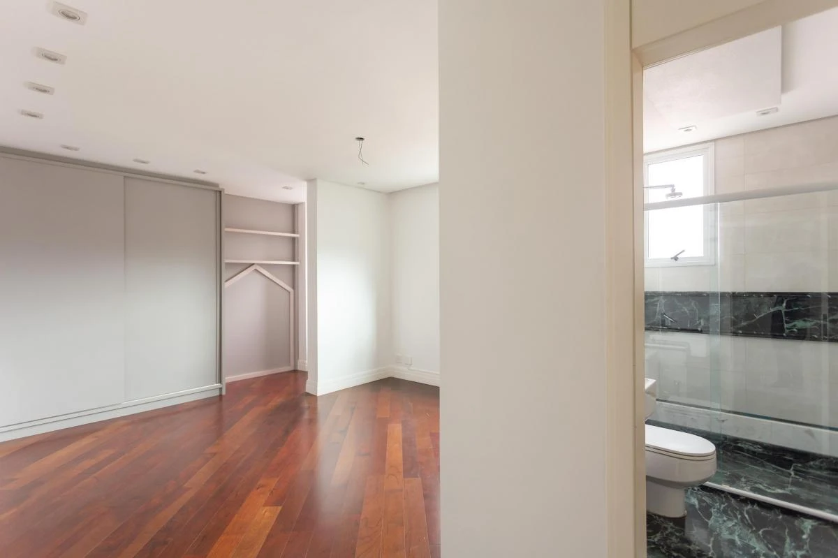 Glass-enclosed balcony in a 3-bedroom apartment, 297 m² — photo 30