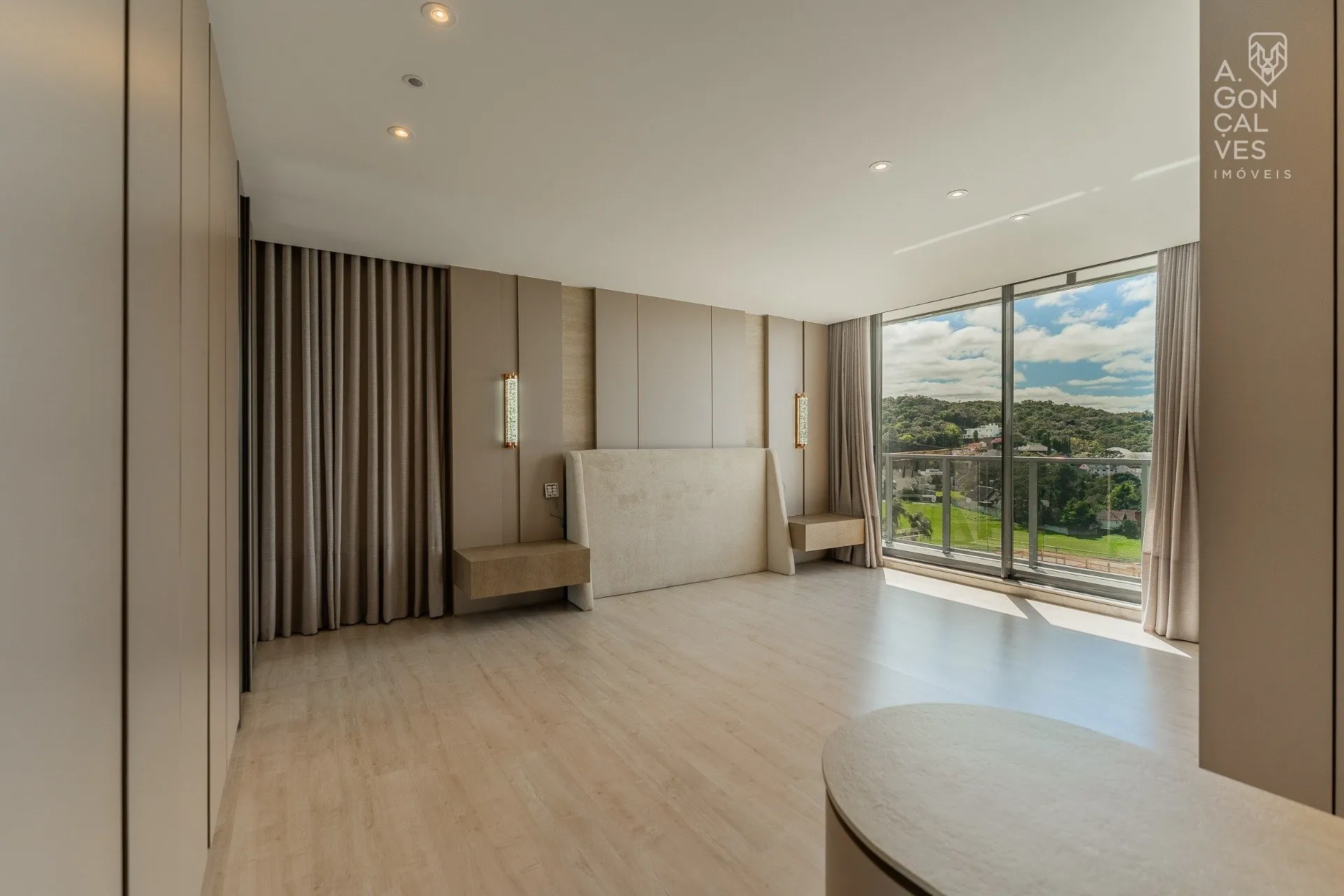 Furnished apartment with 3 suites and 257 m² — photo 3