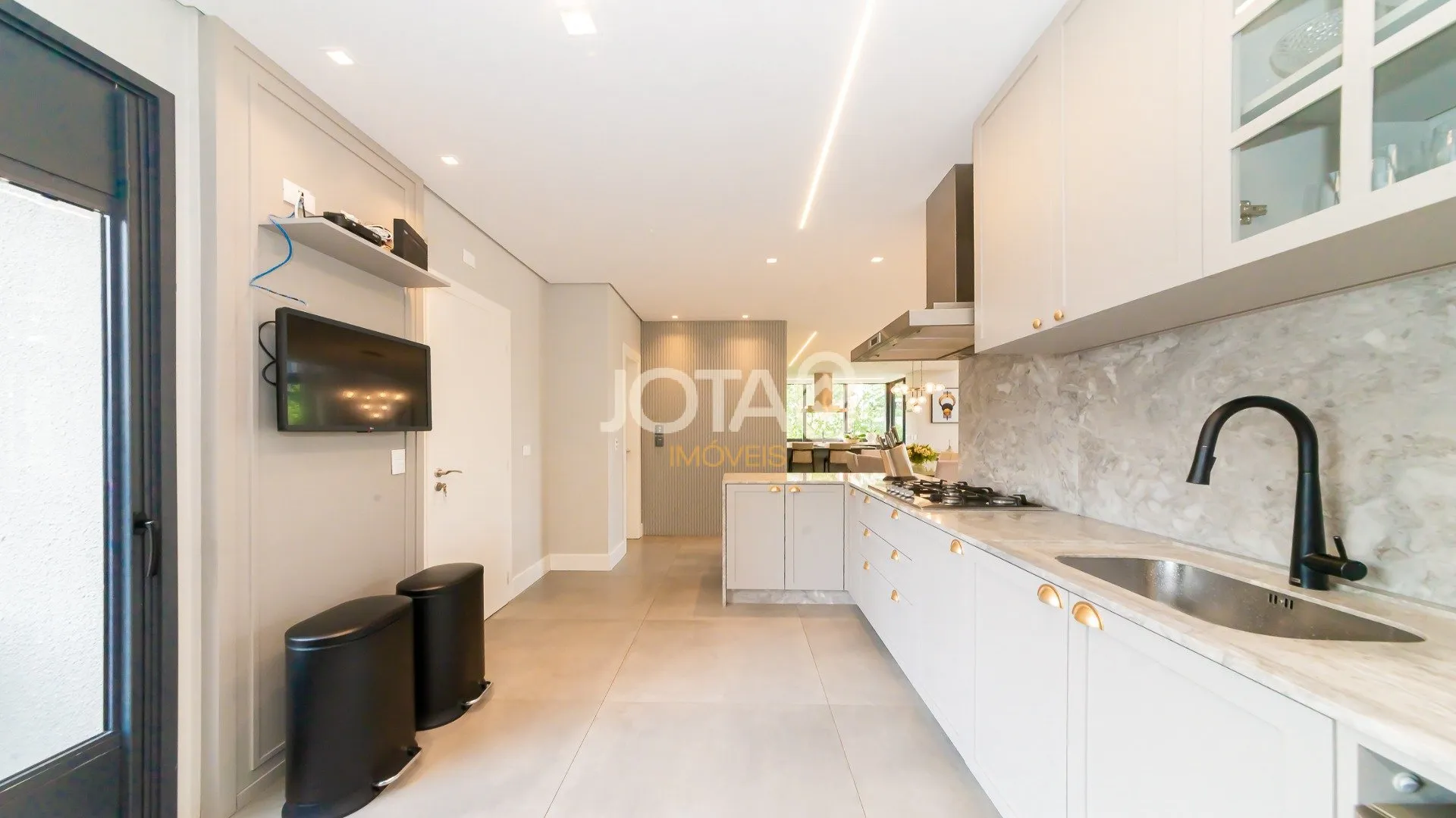 Unfurnished apartment with 3 en-suite bedrooms and balcony — photo 14