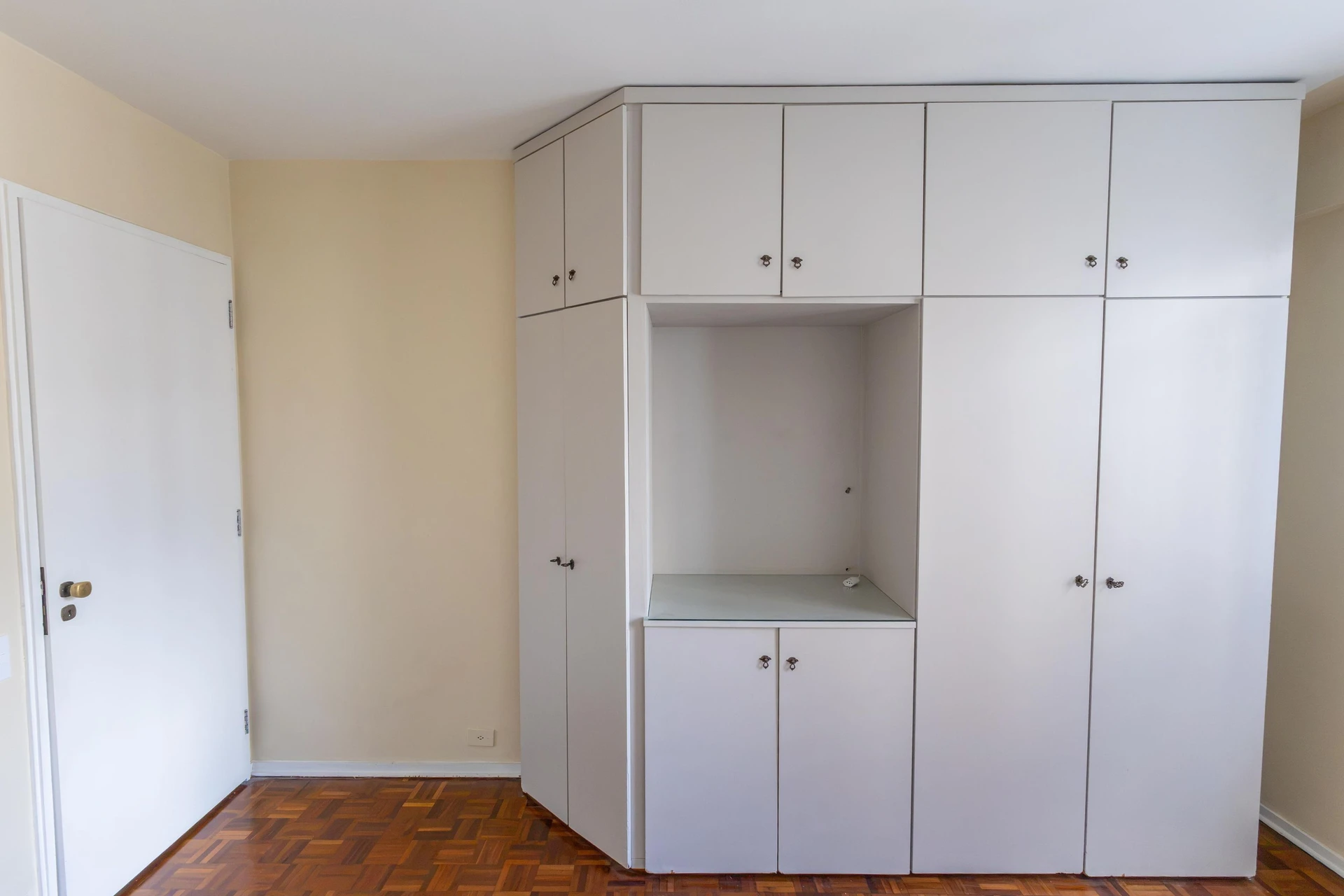 Furnished apartment, 283 m², with a glass-enclosed balcony — photo 13