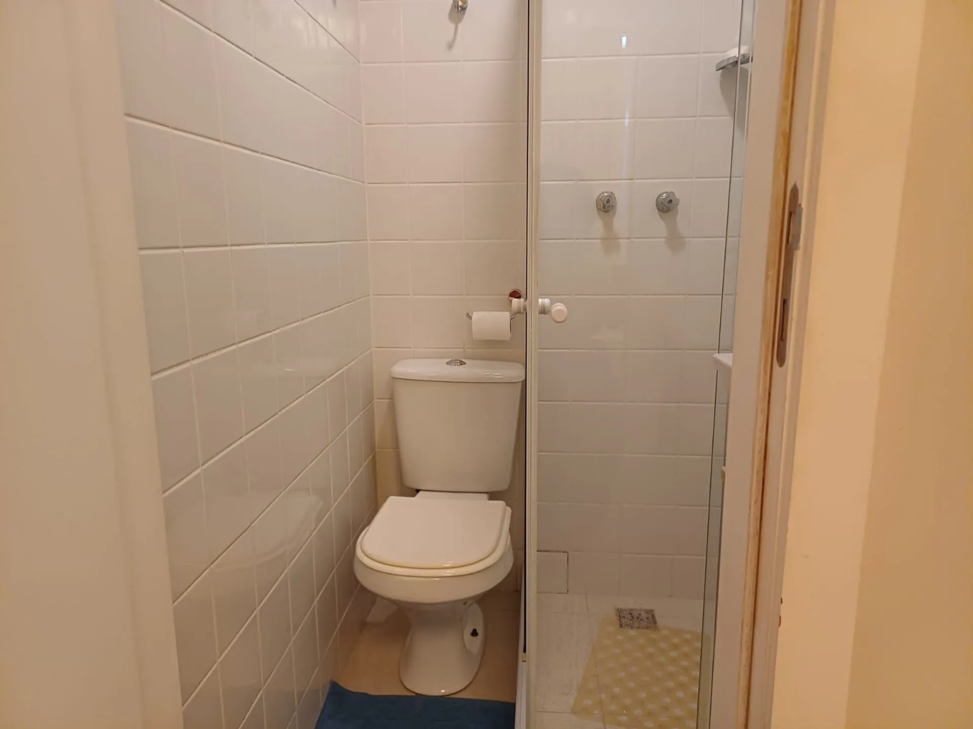 Furnished 3-bedroom apartment with open-plan kitchen — photo 17