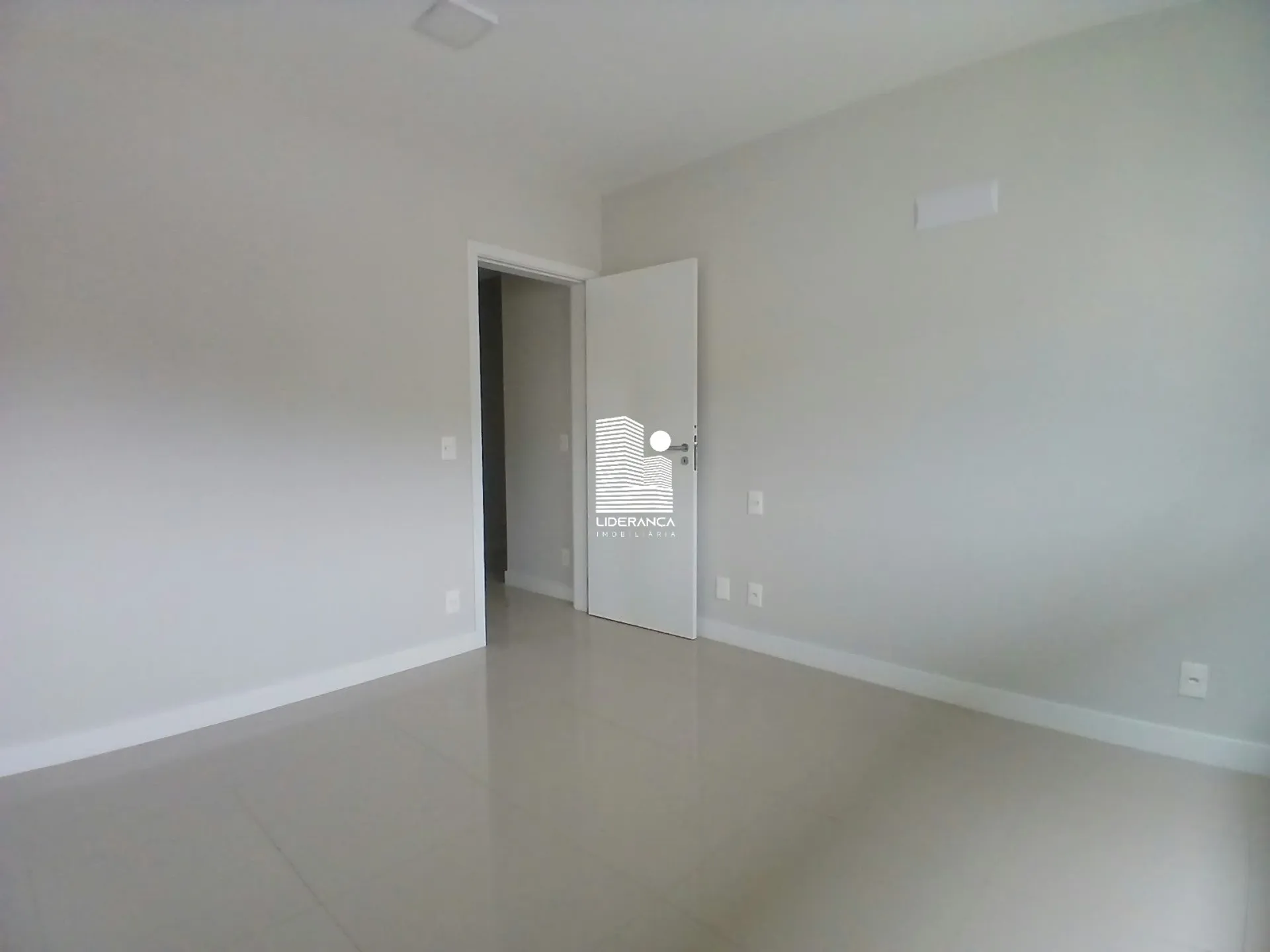 Mountain view in a 2-bedroom apartment, 79 m² — photo 20