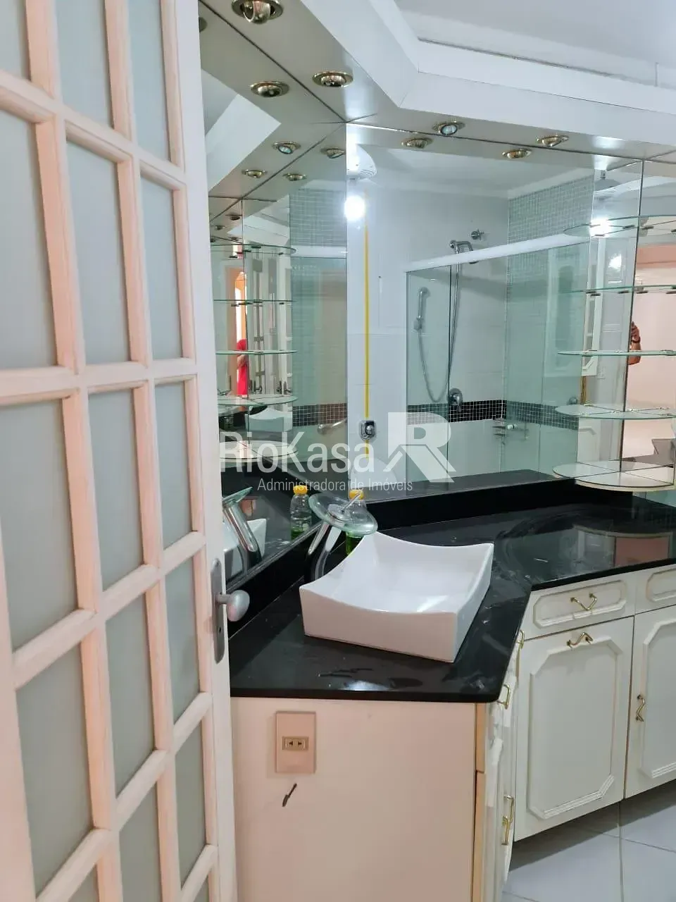 4-bedroom apartment in a building with a pool — photo 11