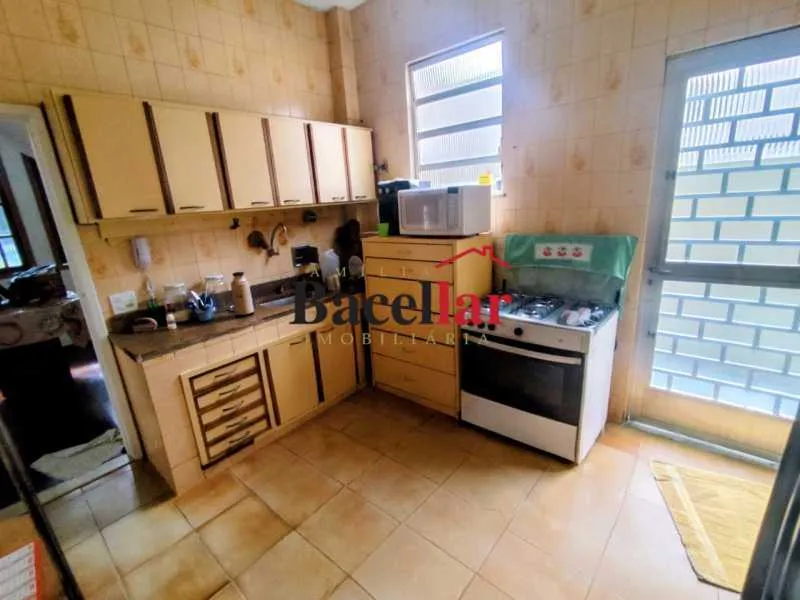 3-bedroom house with wood or laminate floors — photo 15