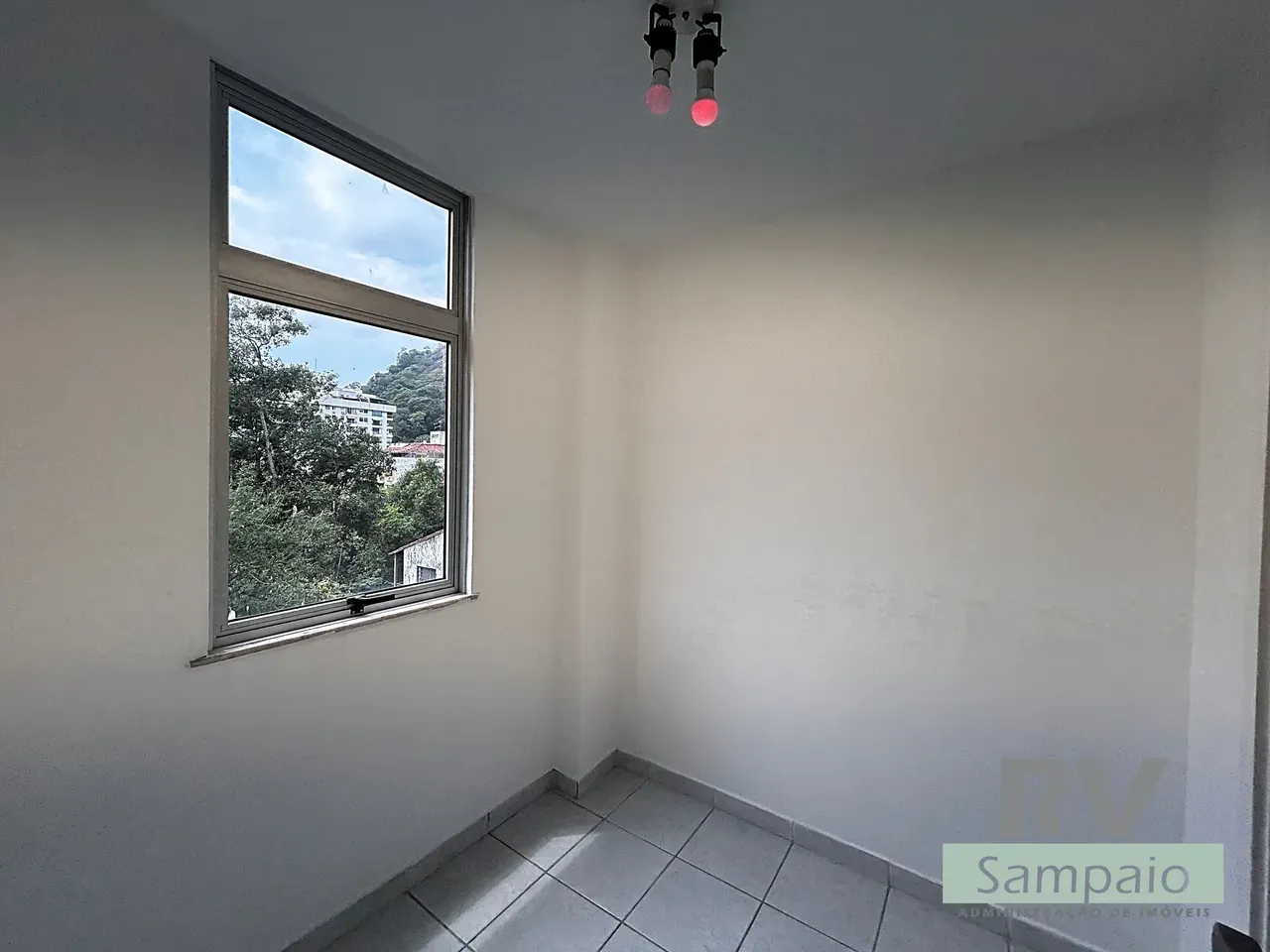 One-bedroom apartment with a mountain view in Rio de Janeiro — photo 16