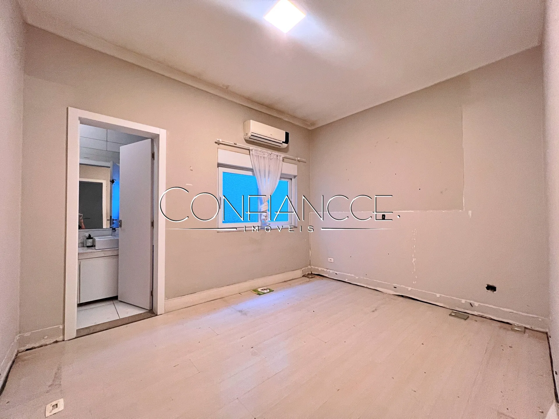 House with open-plan kitchen and 5 bedrooms and 5 baths — photo 24