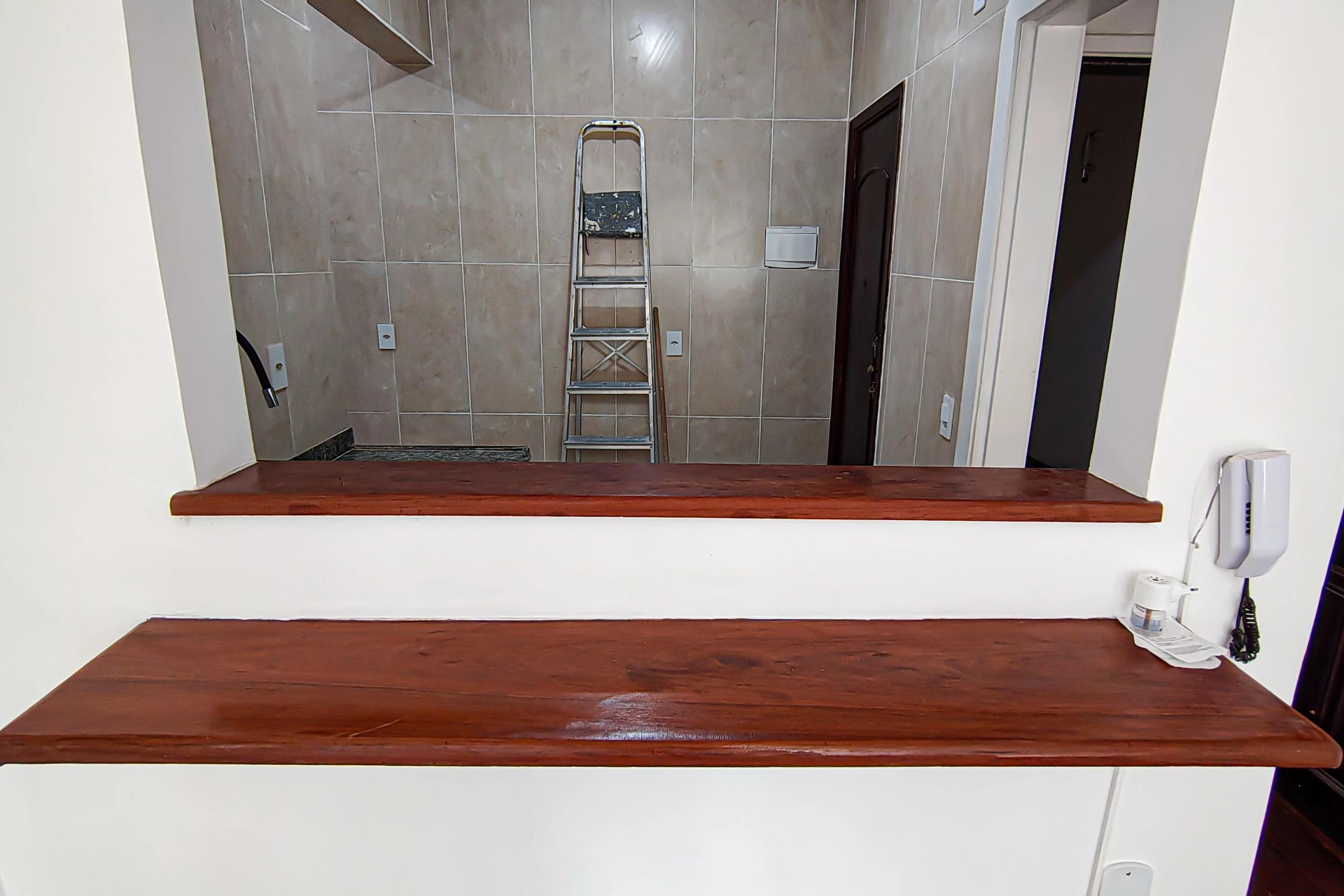 Apartamento de 2 quartos com piso de madeira ou laminado