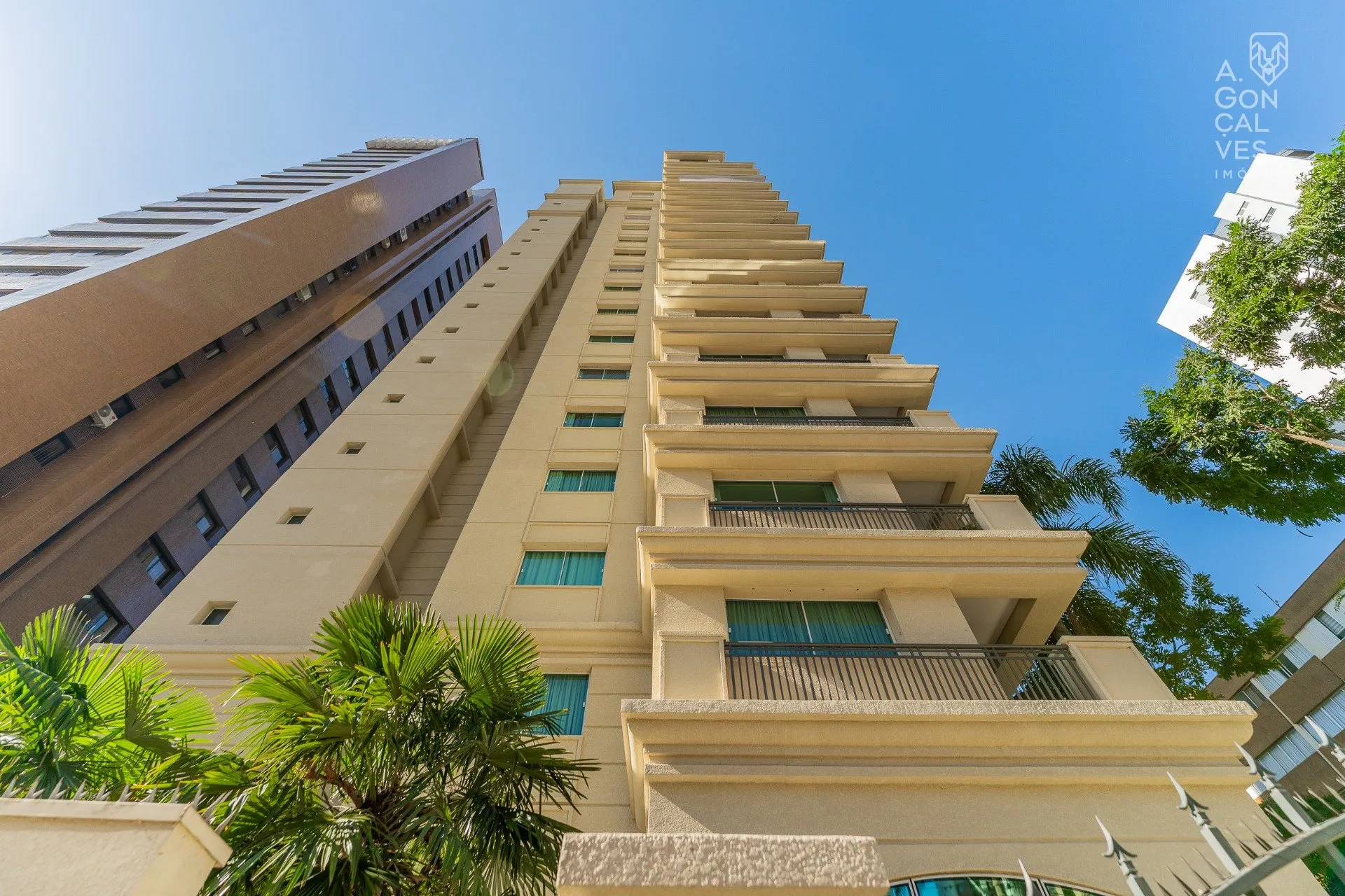 4-bedroom apartment with balcony and 3 parking spaces