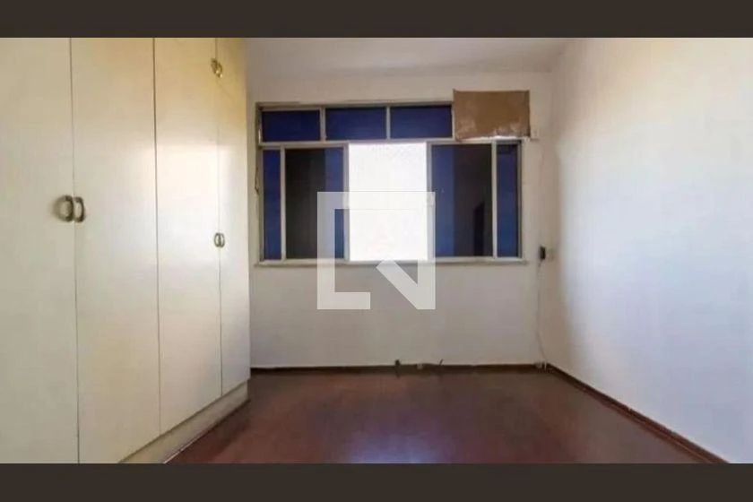 2-bedroom apartment with wood or laminate floors — photo 4