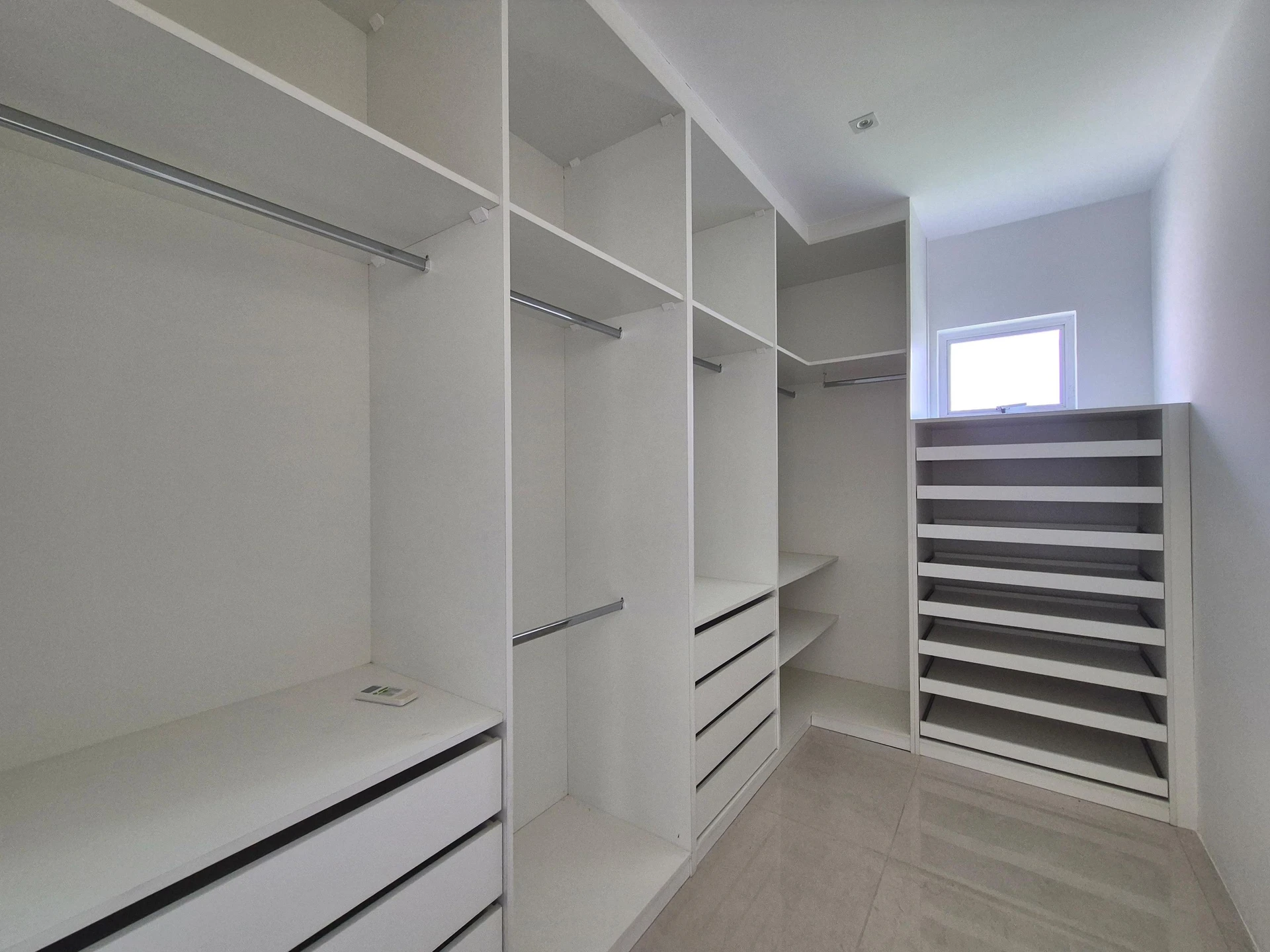 4-bedroom house with a glass-enclosed balcony — photo 56