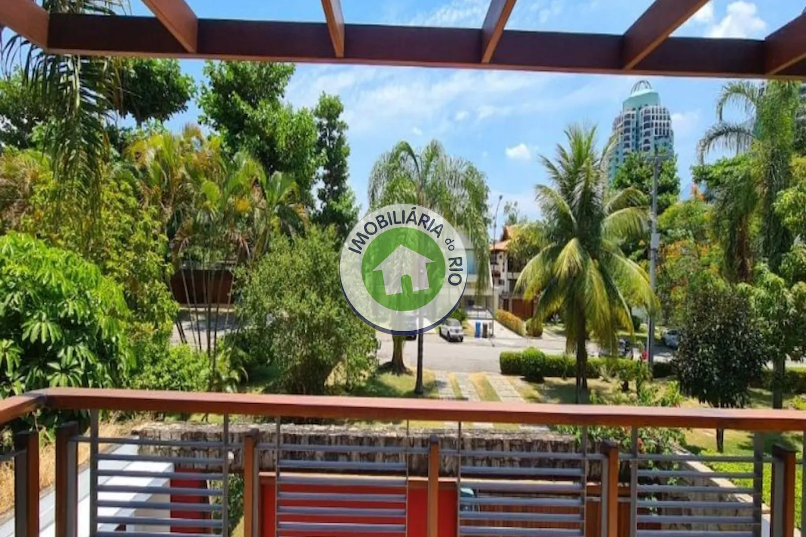 House with a balcony, 5 bedrooms and 5 bathrooms — photo 53