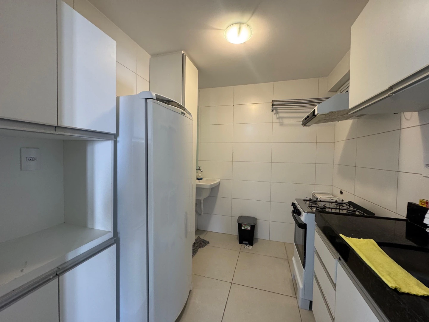 Furnished 2-bedroom apartment with open-plan kitchen — photo 2