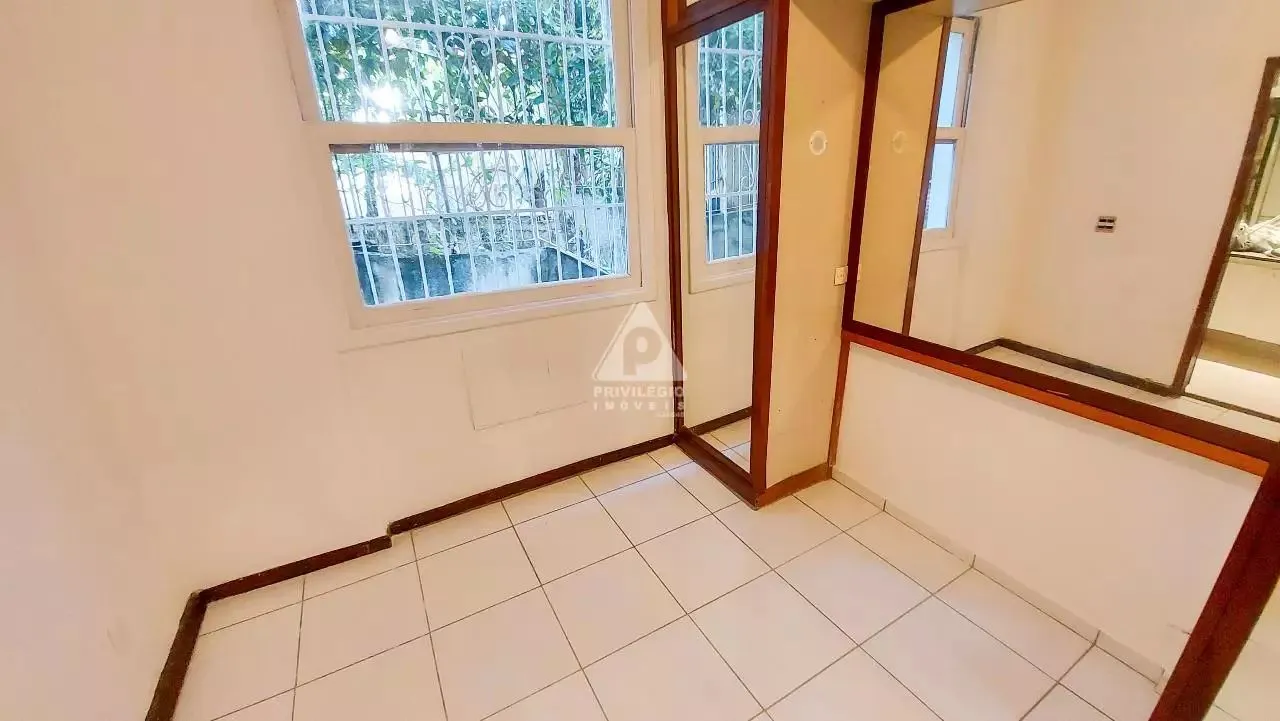 2-bedroom apartment with a walk-in closet — photo 4