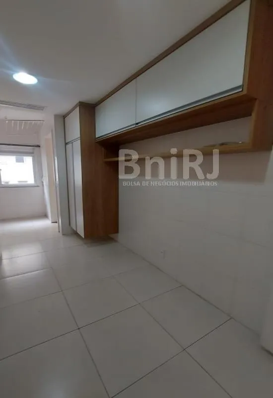 3-bedroom apartment in a building with a pool — photo 4