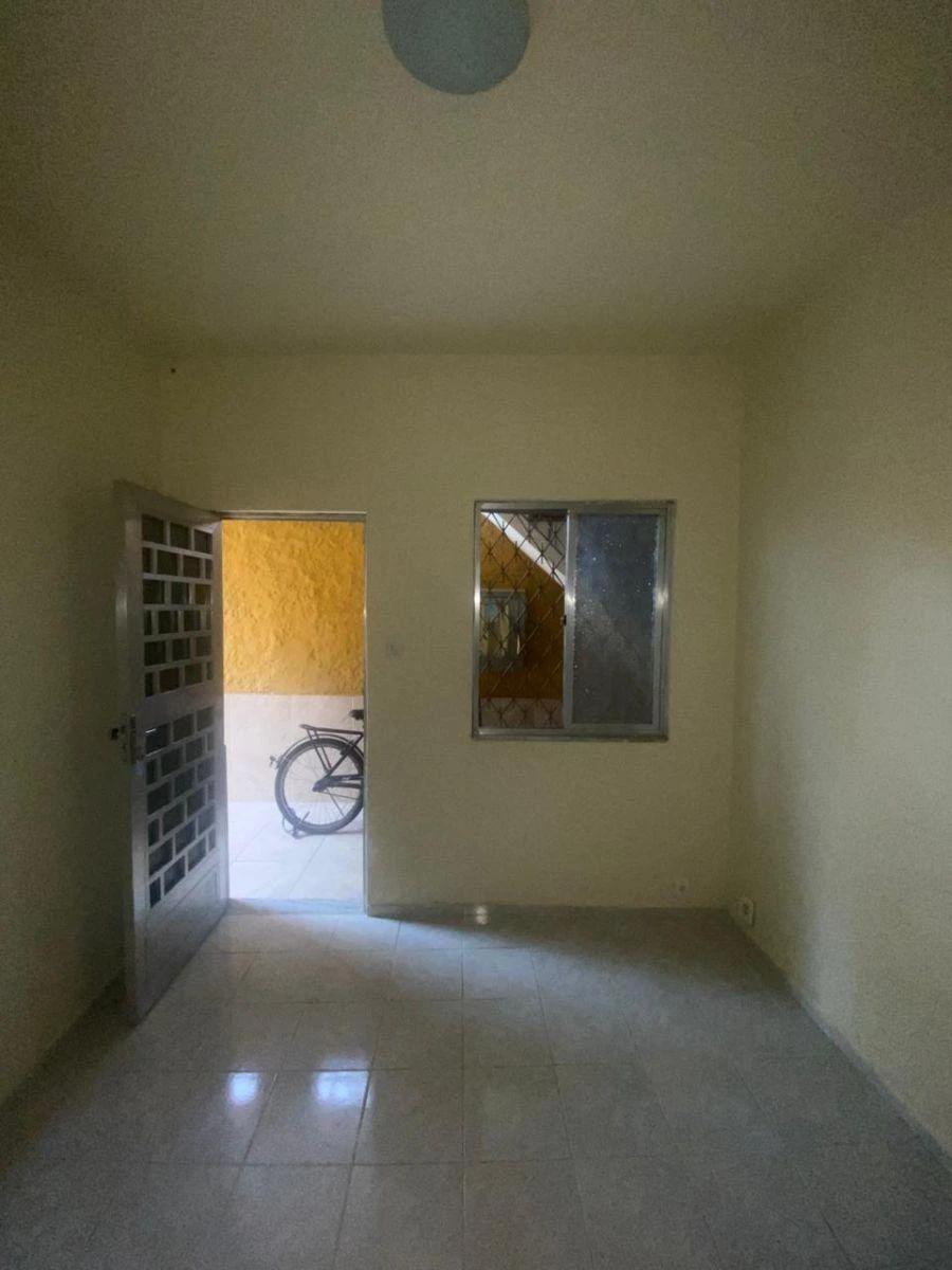 Single-storey house with 1 bedroom and tiled floors