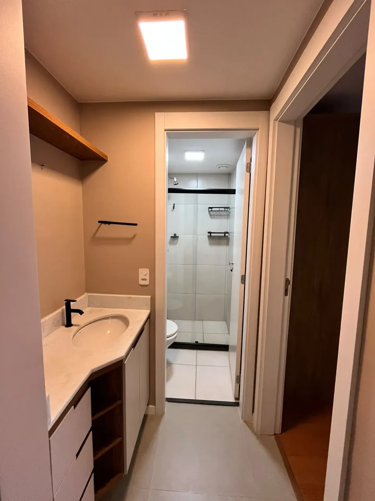 One-bedroom apartment in a building with a gym — photo 15