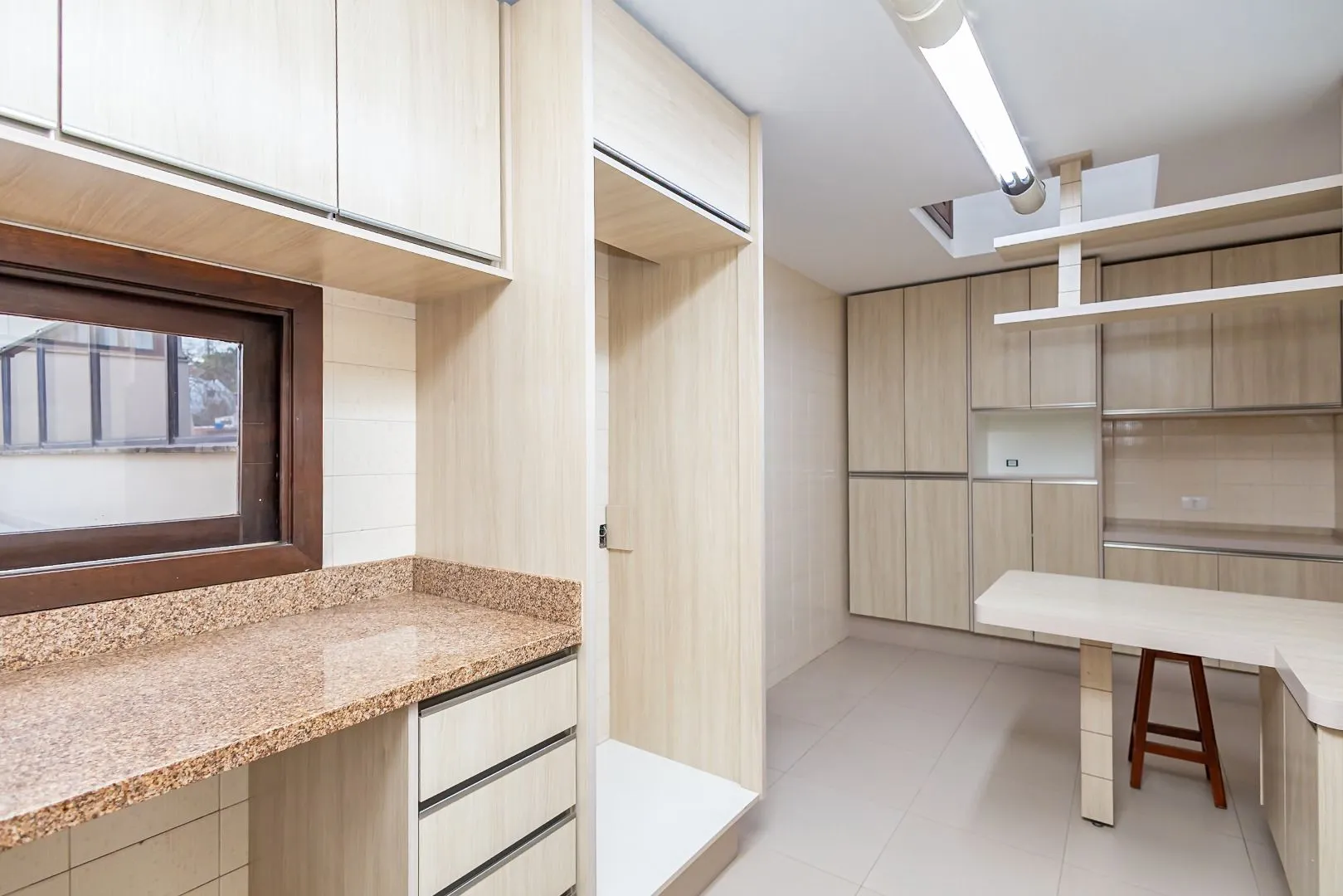 Rental house with 4 bedrooms and 5 bathrooms across 550 m² — photo 35