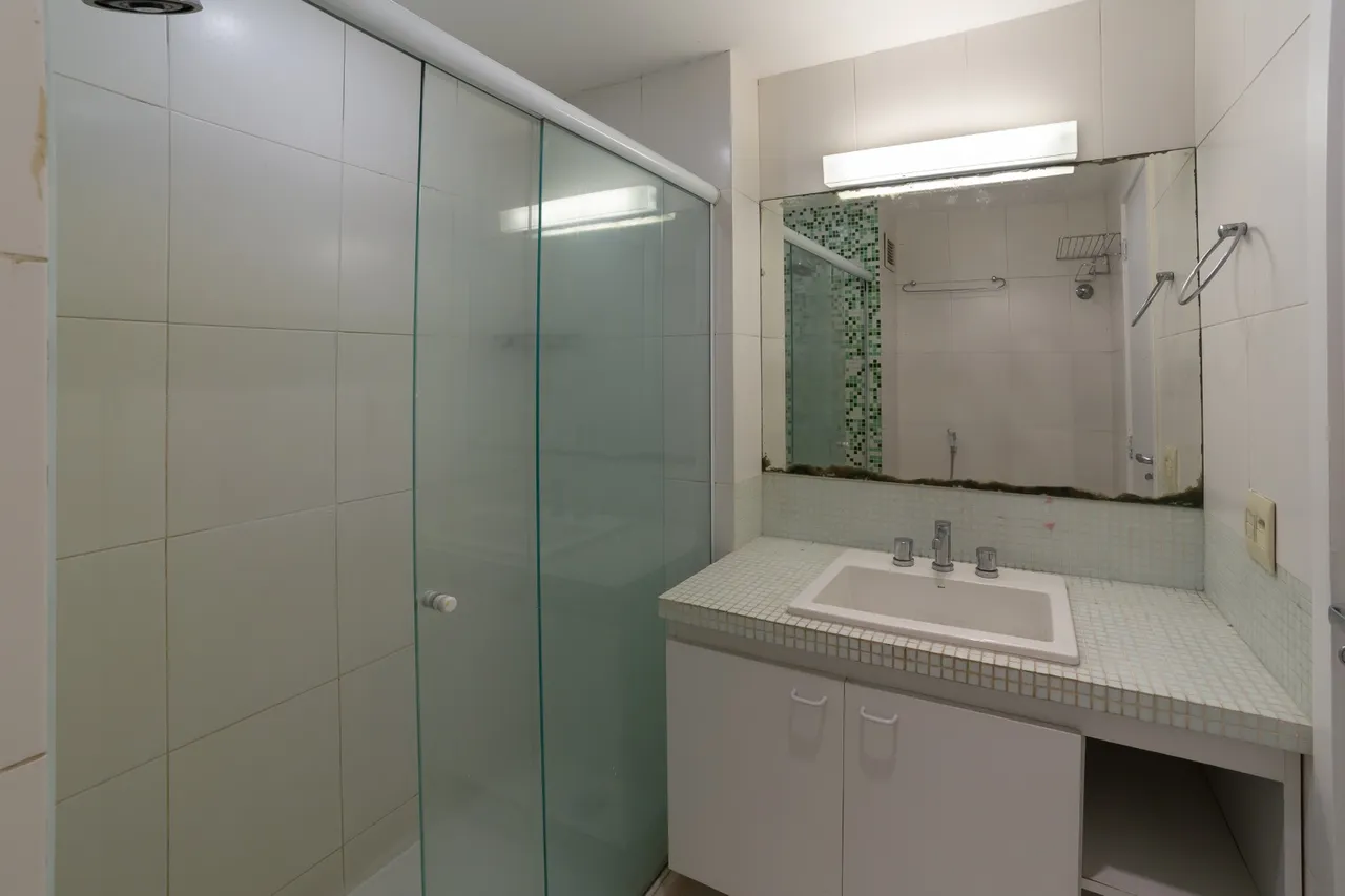 Unfurnished apartment with open-plan kitchen and 4 bedrooms — photo 12